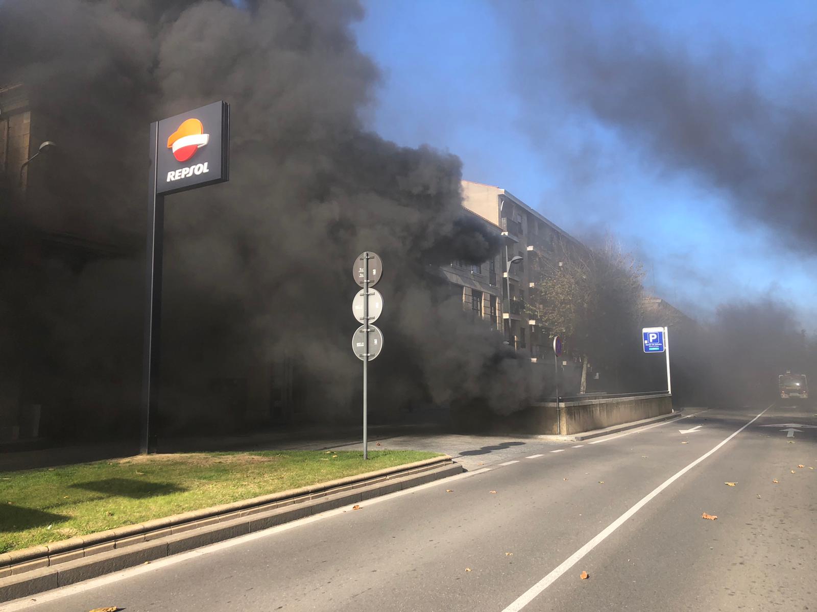 Un coche se incendia en el parking de Reyes de España. SALAMANCA24HORAS (1)