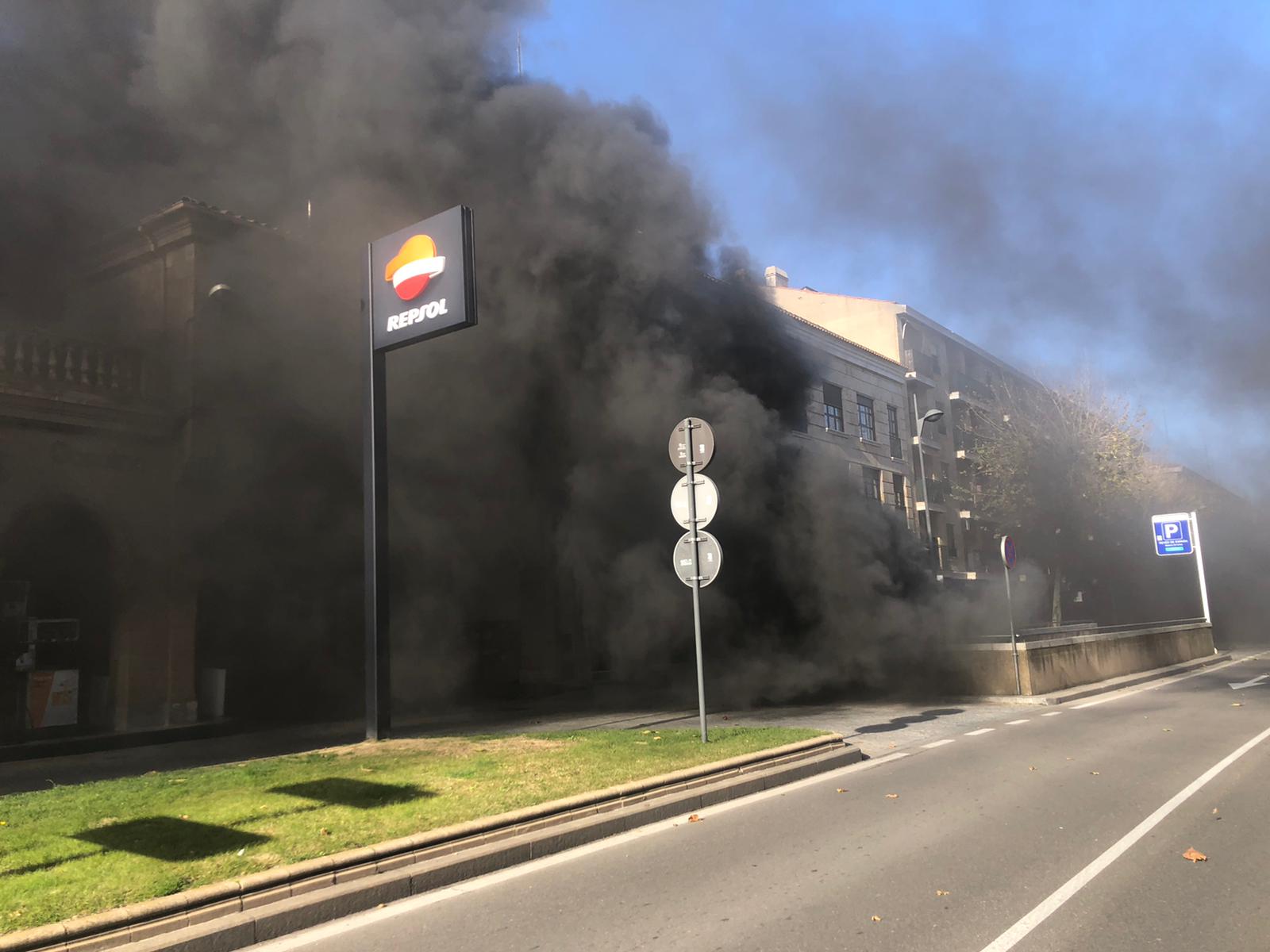 Un coche se incendia en el parking de Reyes de España. SALAMANCA24HORAS (2)