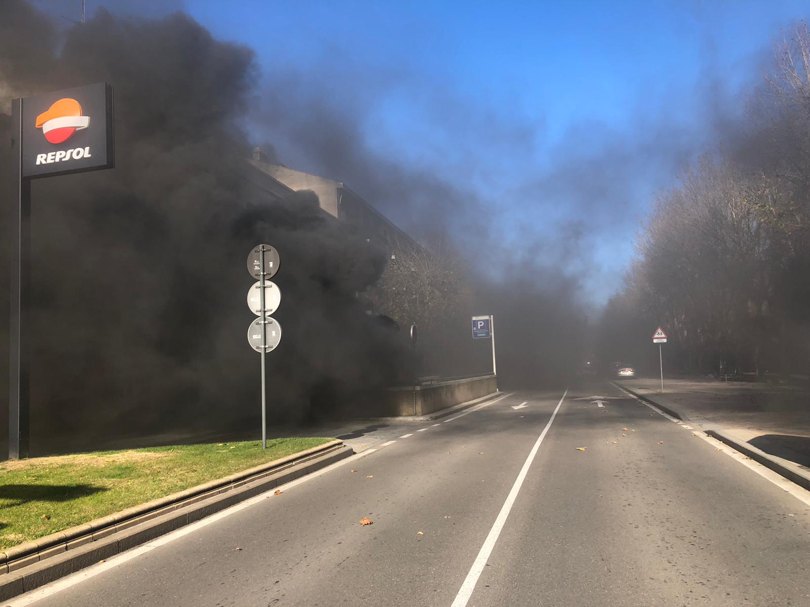 Un coche se incendia en el parking de Reyes de España. SALAMANCA24HORAS (3)