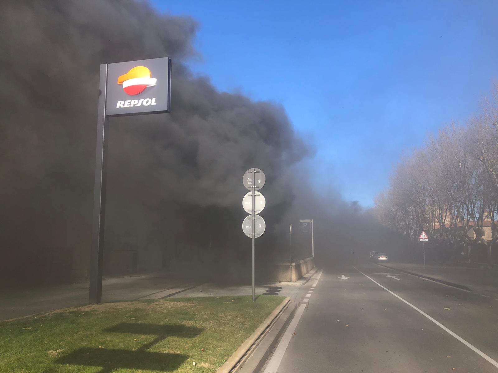 Un coche se incendia en el parking de Reyes de España. SALAMANCA24HORAS (4)