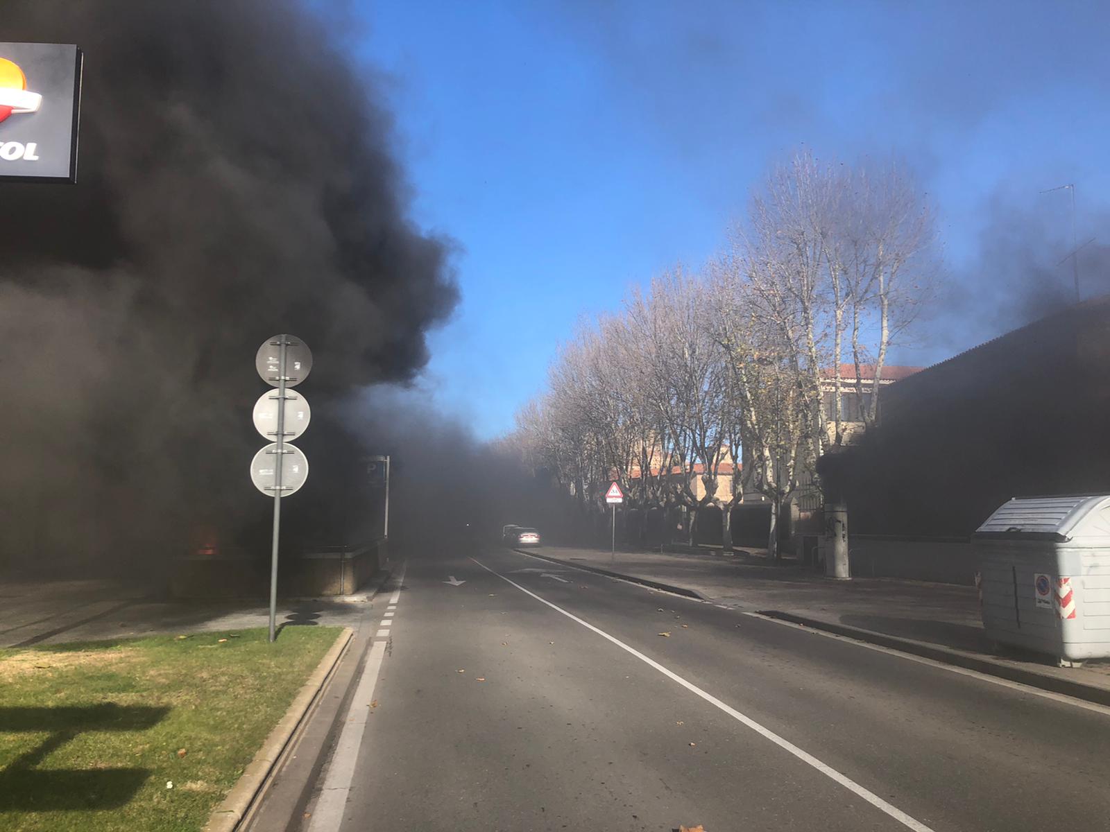 Un coche se incendia en el parking de Reyes de España. SALAMANCA24HORAS (6)