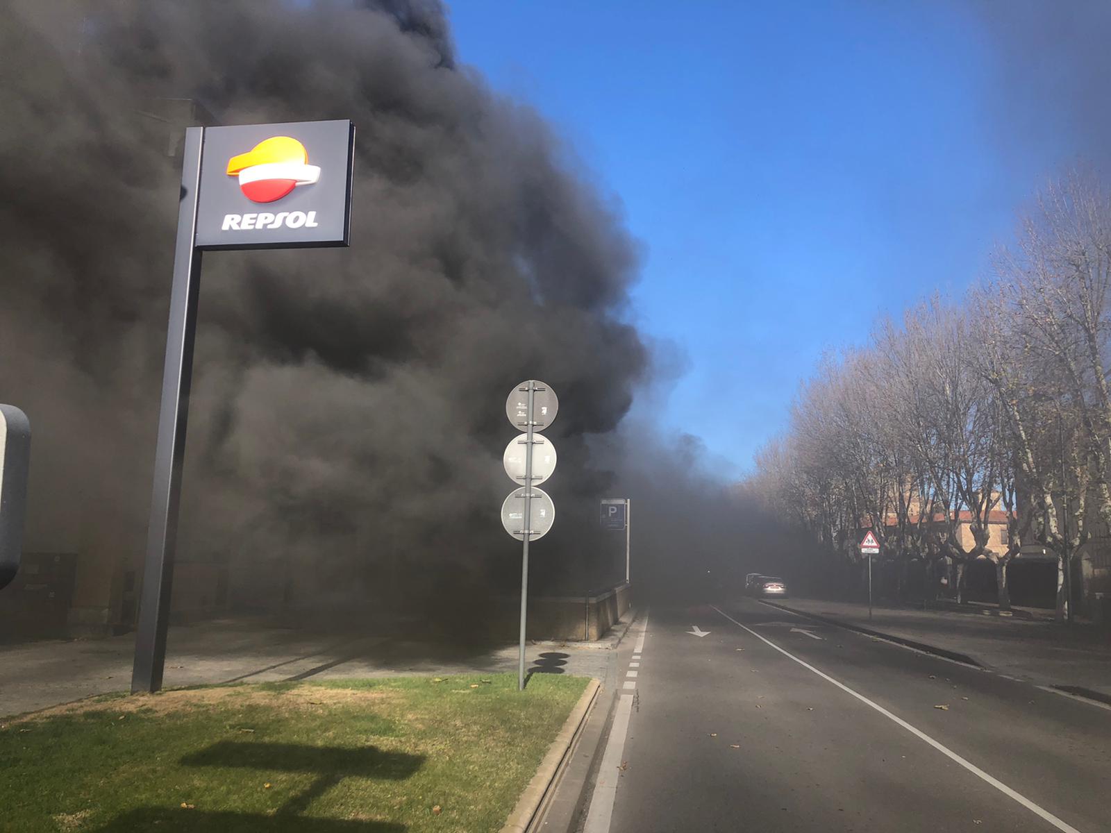 Un coche se incendia en el parking de Reyes de España. SALAMANCA24HORAS (7)