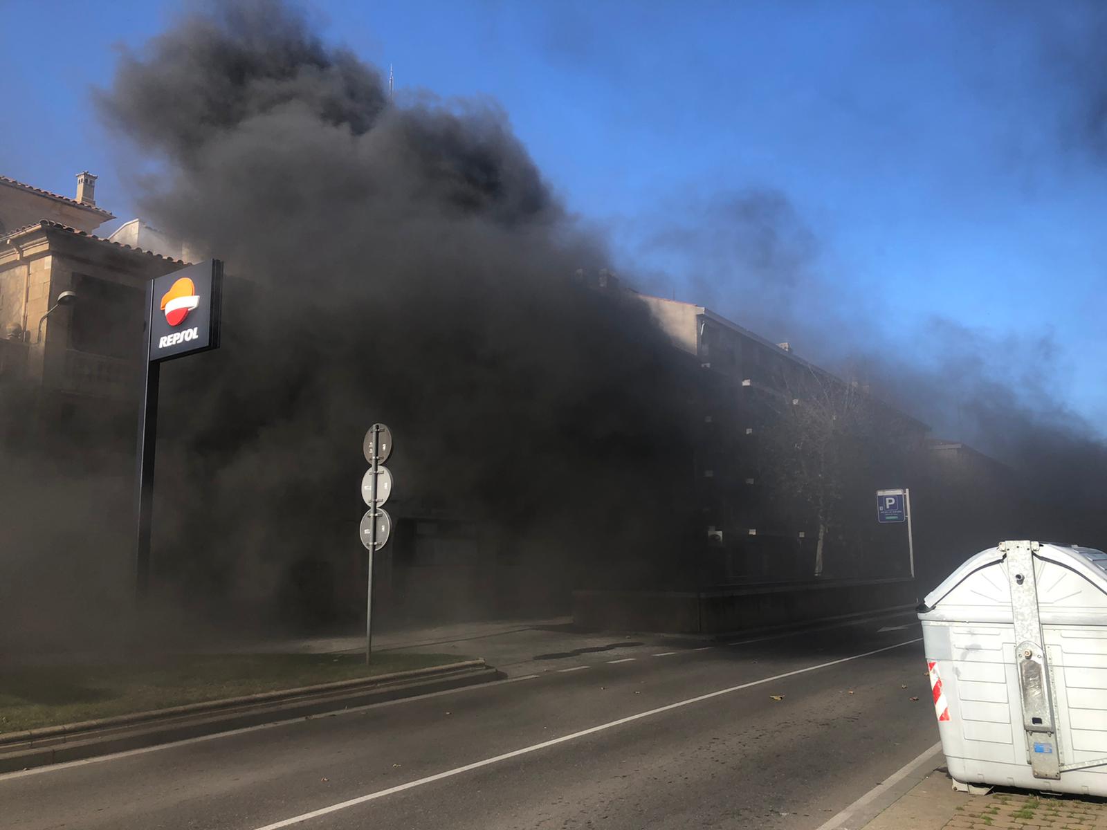 Un coche se incendia en el parking de Reyes de España. SALAMANCA24HORAS (8)