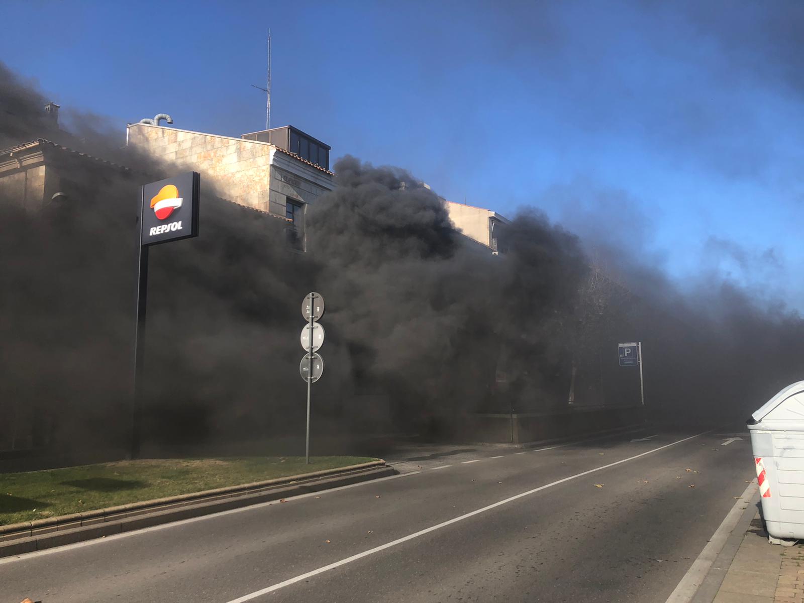 Un coche se incendia en el parking de Reyes de España. SALAMANCA24HORAS (9)
