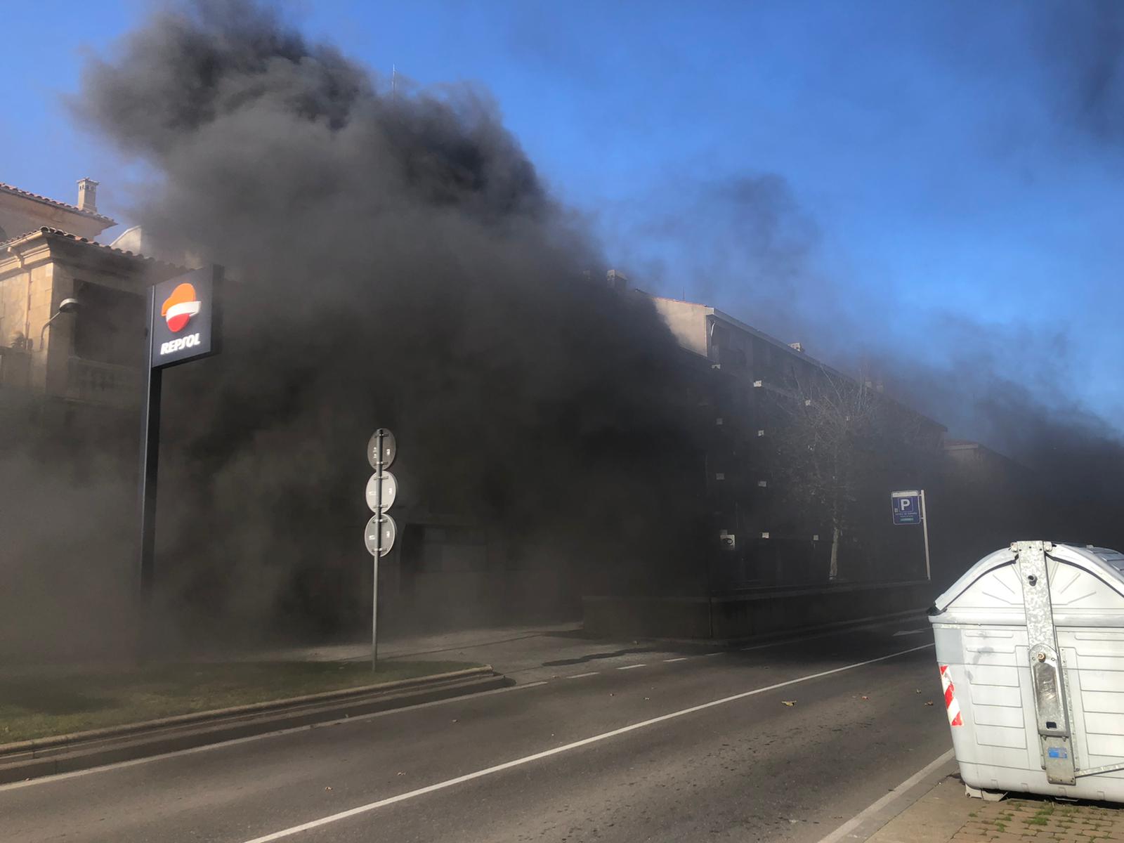 Un coche se incendia en el parking de Reyes de España. SALAMANCA24HORAS (11)