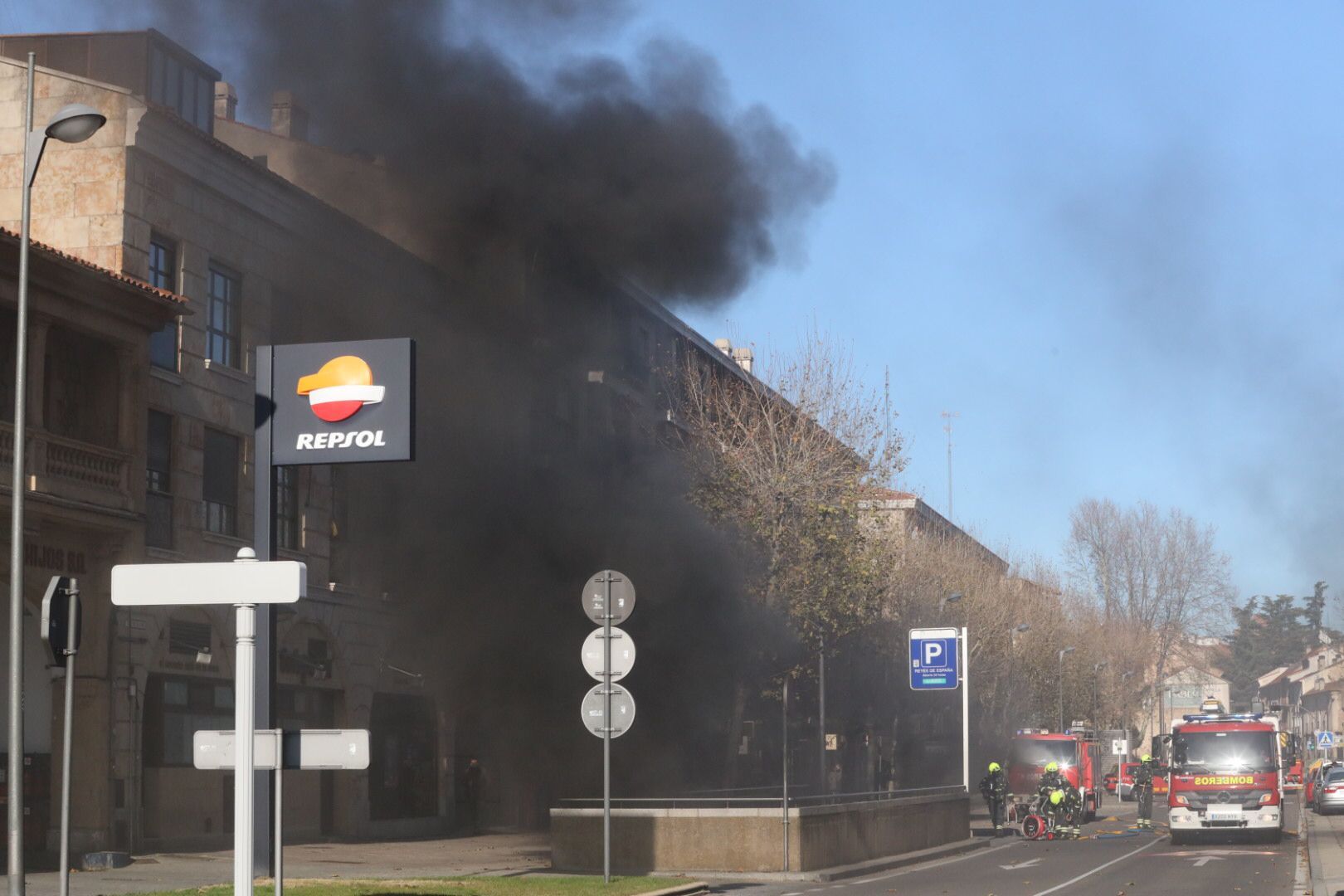 Un coche se incendia en el parking de Reyes de España. SALAMANCA24HORAS (14)