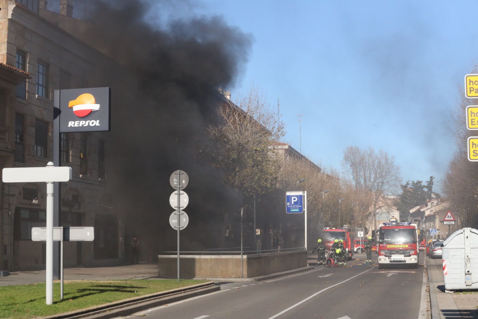 Un coche se incendia en el parking de Reyes de España. SALAMANCA24HORAS (15)