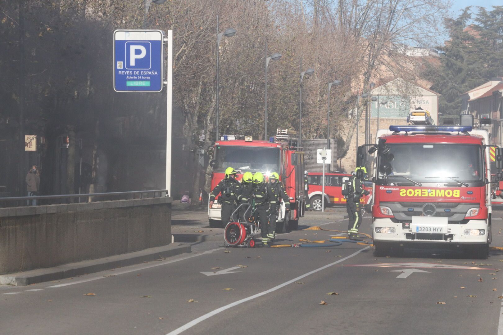 Un coche se incendia en el parking de Reyes de España. SALAMANCA24HORAS (16)