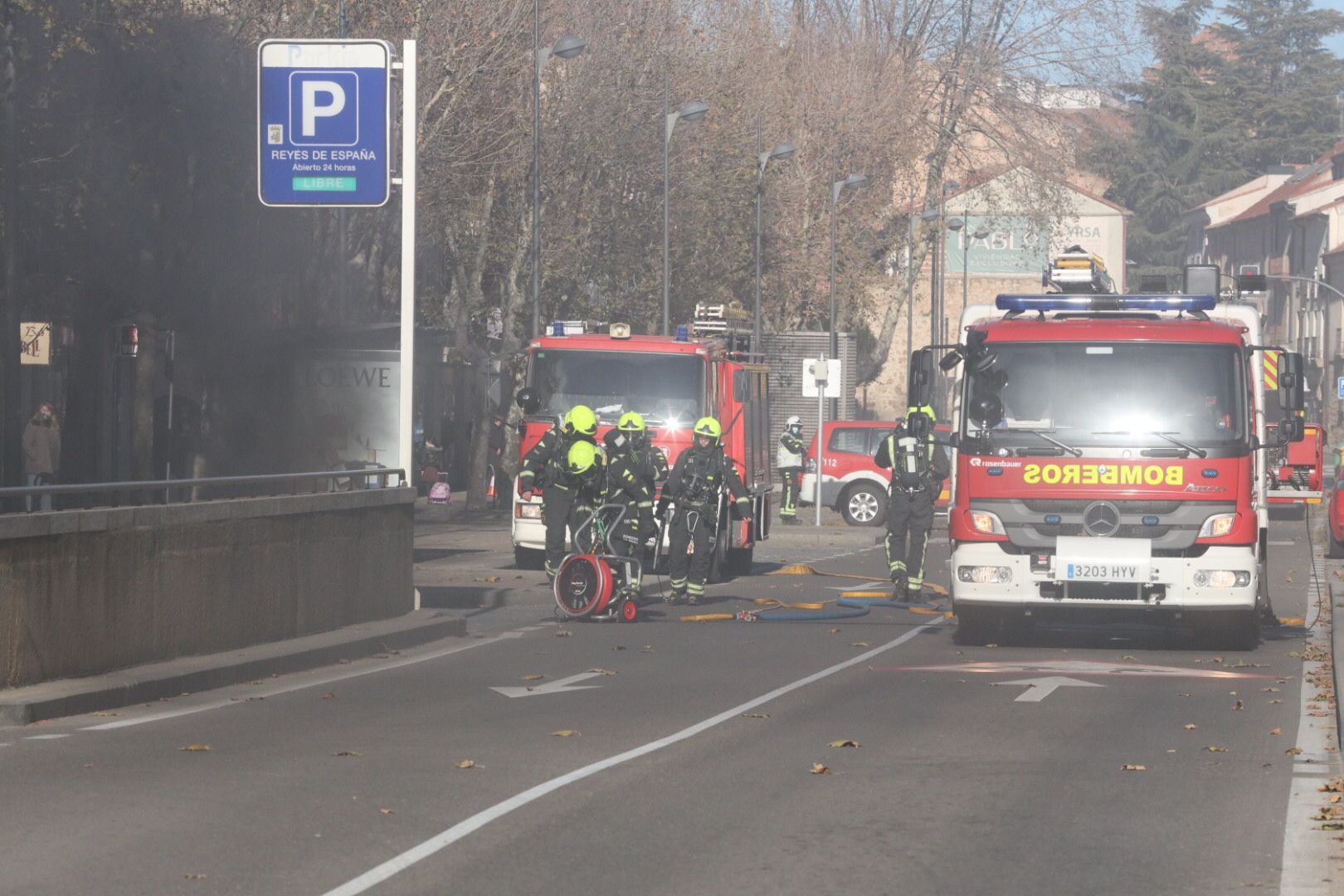 Un coche se incendia en el parking de Reyes de España. SALAMANCA24HORAS (17)