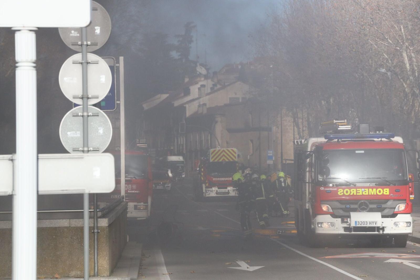 Un coche se incendia en el parking de Reyes de España. SALAMANCA24HORAS (18)