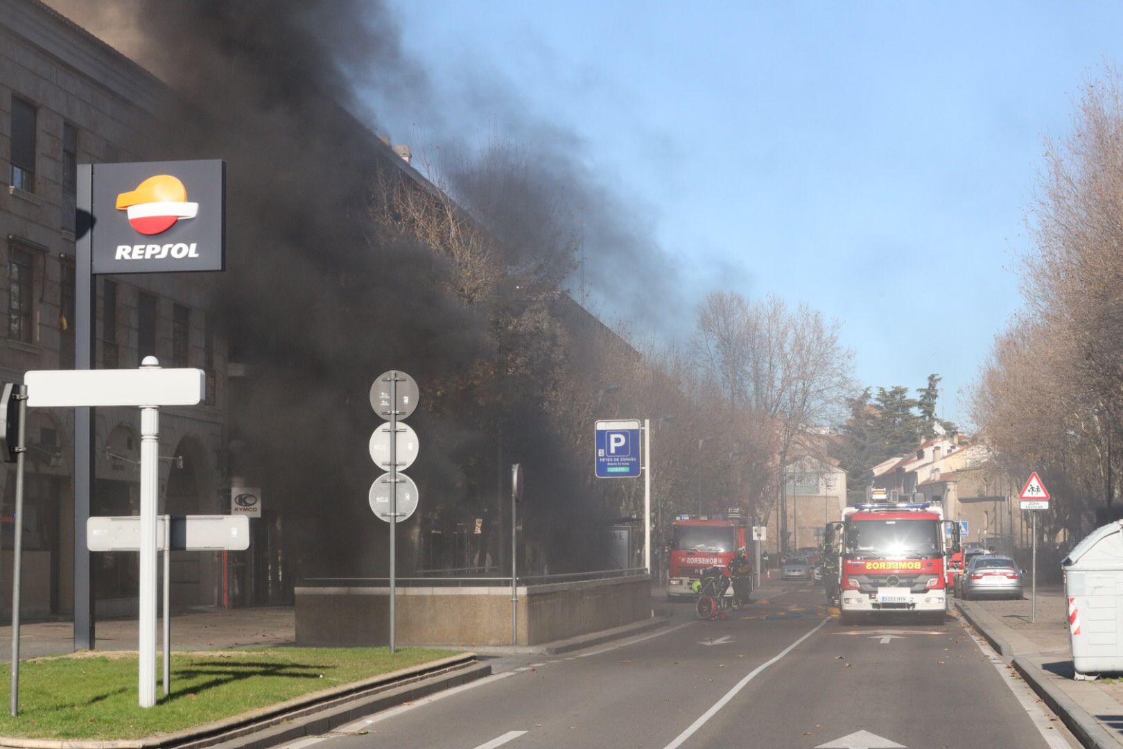 Un coche se incendia en el parking de Reyes de España. SALAMANCA24HORAS (19)
