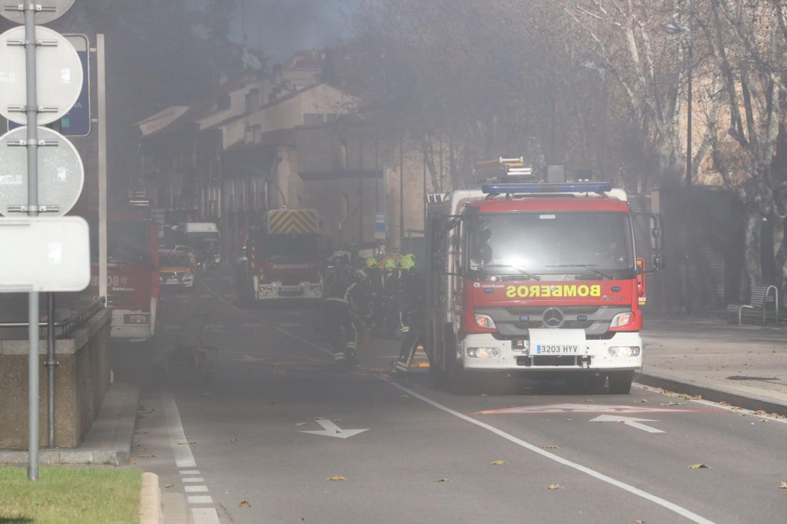 Un coche se incendia en el parking de Reyes de España. SALAMANCA24HORAS (20)