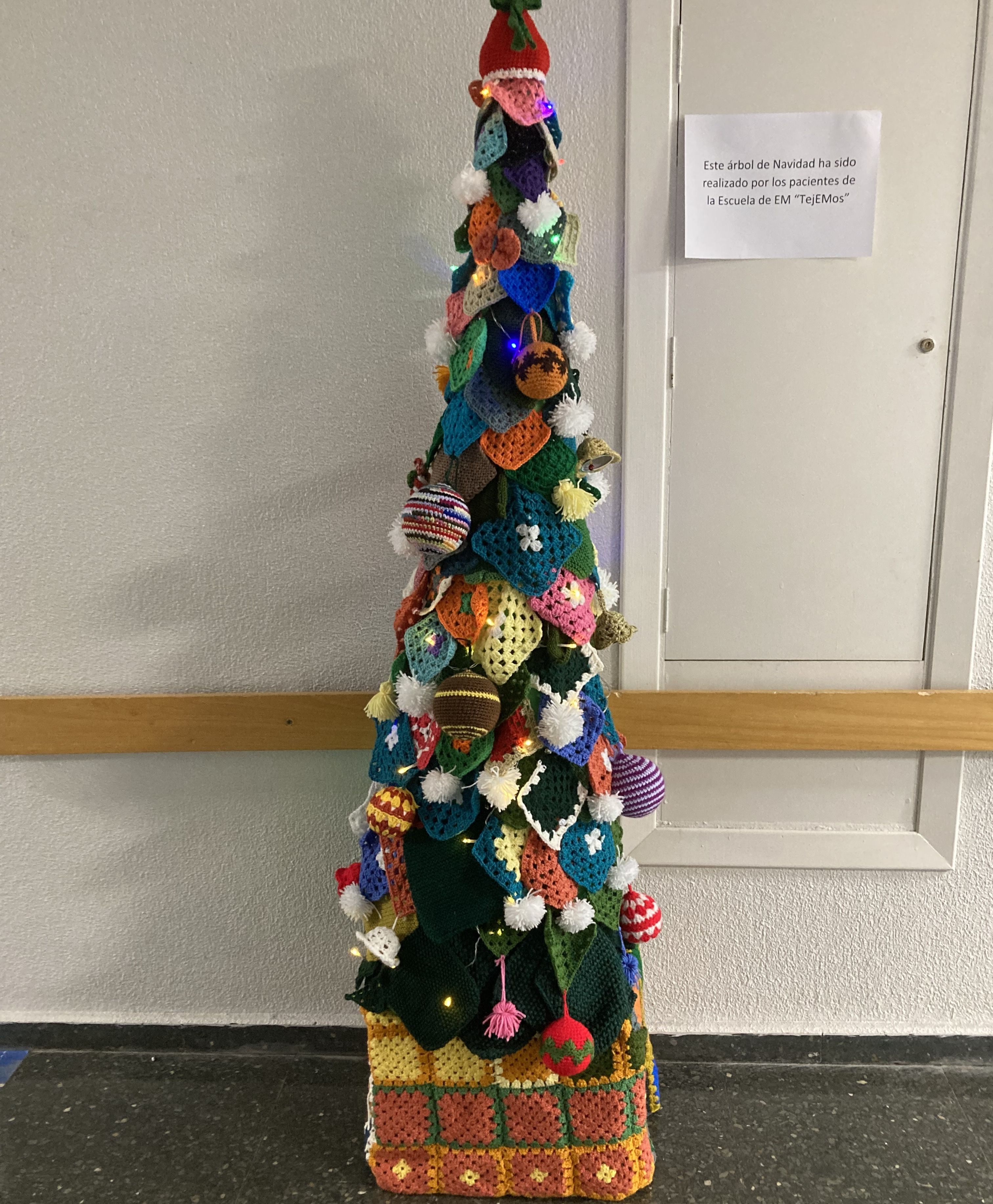 Árbol de Navidad realizado por los pacientes de la Escuela de EM