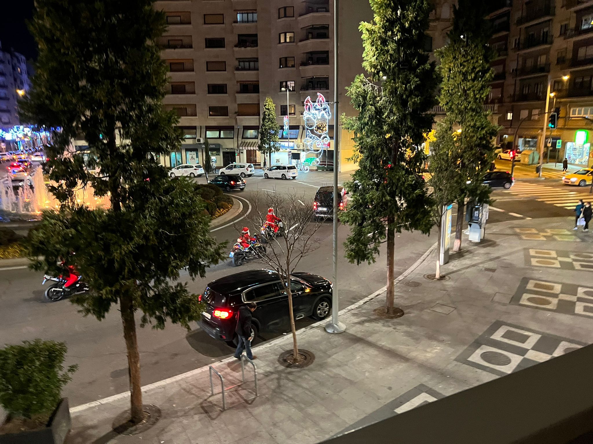Papá Noel recorre las calles de Salamanca en moto 