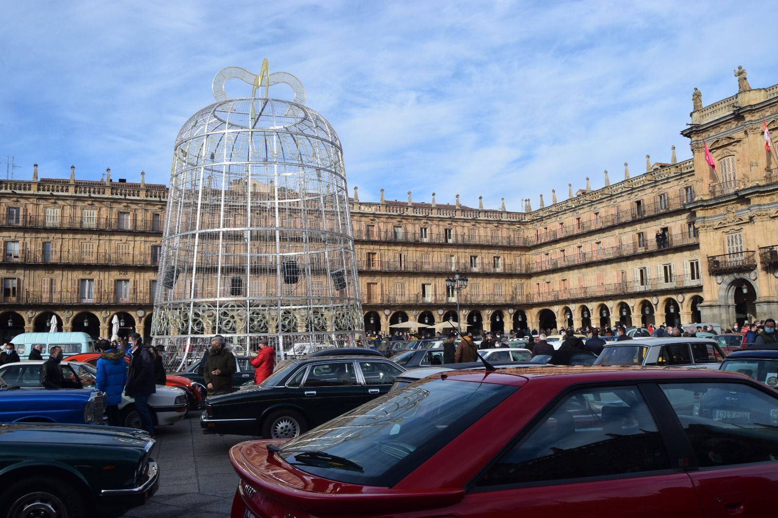 Coches clásicos en la Plaza Mayor de Salamanca el Día del Guardia Urbano 2021. Foto SALMANCA24HORAS.  (5)