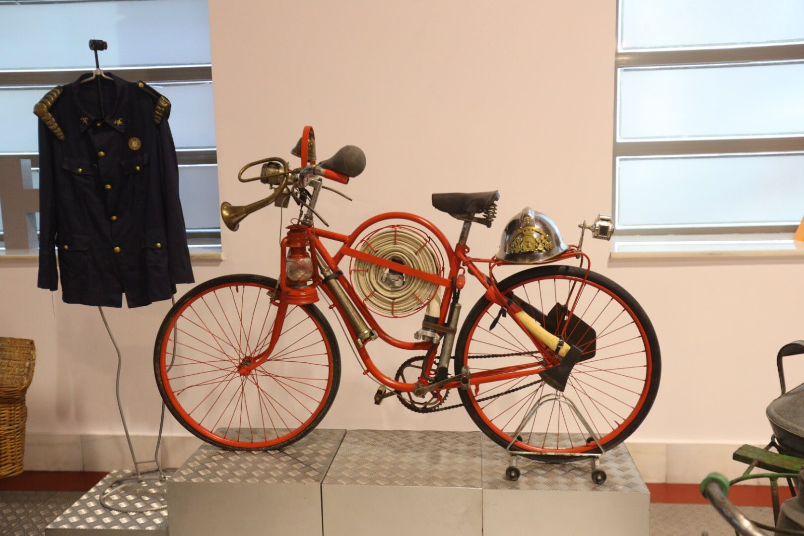 El concejal de Tráfico, Fernando Carabias, asiste a la presentación de la exposición ‘Oficios en Bicicleta. Colección Antonio Galindo de la Vara’ (4)