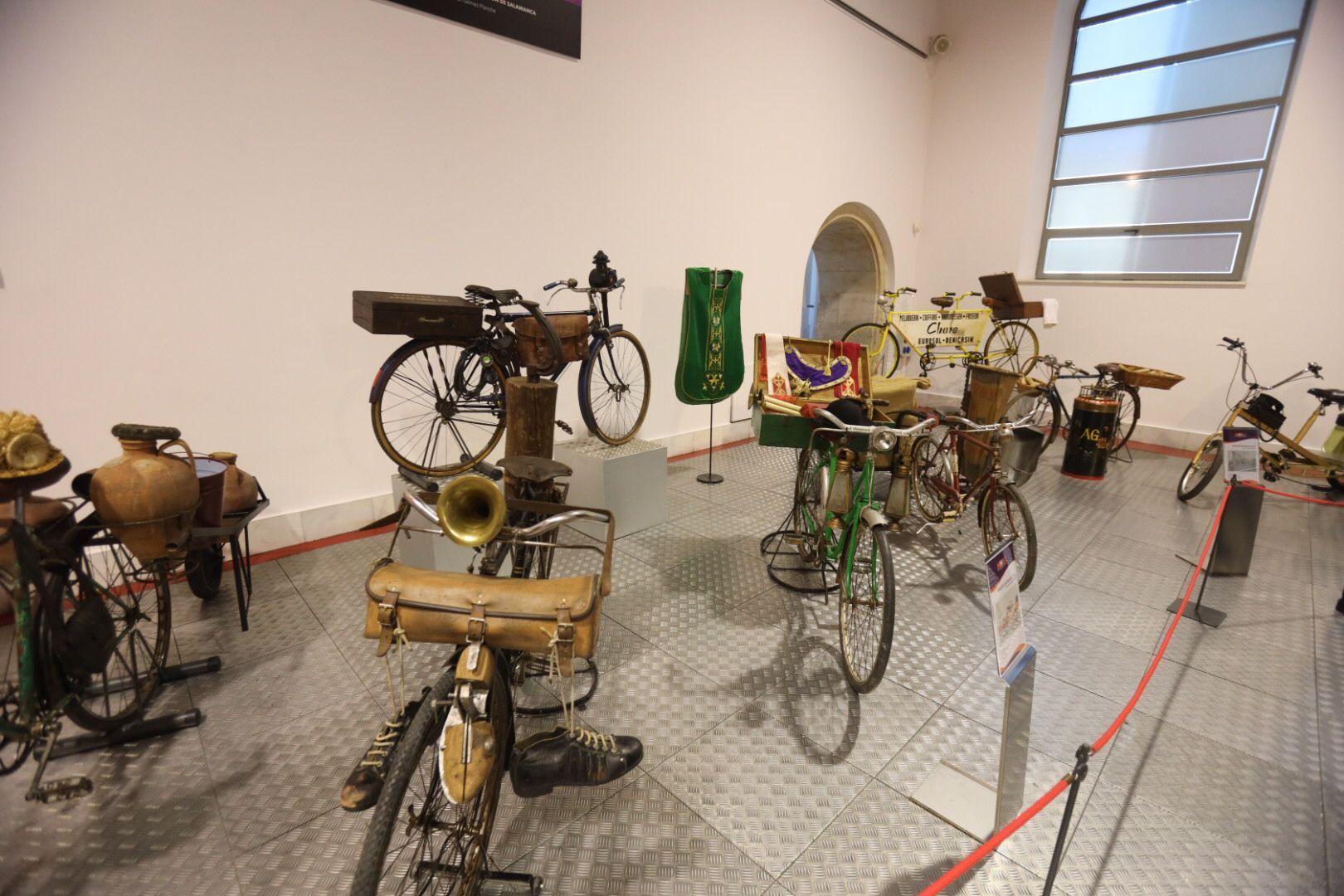 El concejal de Tráfico, Fernando Carabias, asiste a la presentación de la exposición ‘Oficios en Bicicleta. Colección Antonio Galindo de la Vara’ (6)