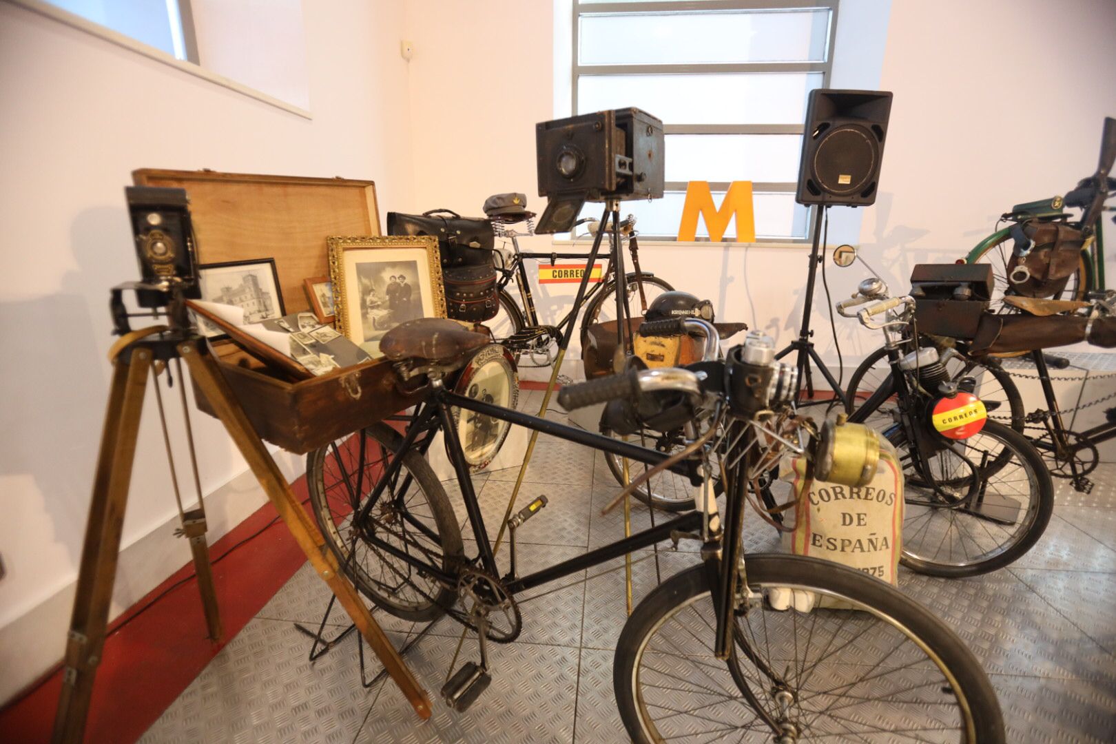 El concejal de Tráfico, Fernando Carabias, asiste a la presentación de la exposición ‘Oficios en Bicicleta. Colección Antonio Galindo de la Vara’ (8)