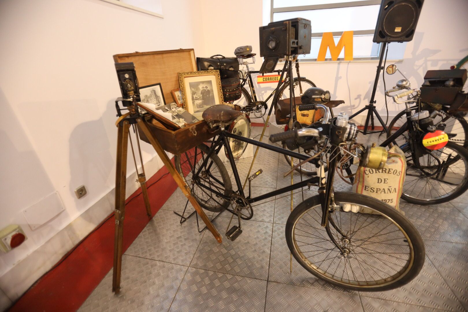 El concejal de Tráfico, Fernando Carabias, asiste a la presentación de la exposición ‘Oficios en Bicicleta. Colección Antonio Galindo de la Vara’ (9)