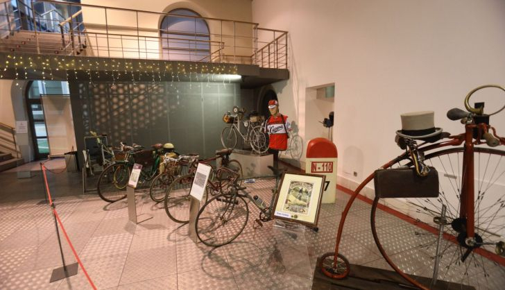 El concejal de Tráfico, Fernando Carabias, asiste a la presentación de la exposición ‘Oficios en Bicicleta. Colección Antonio Galindo de la Vara’ (15)