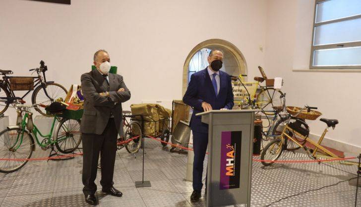 El concejal de Tráfico, Fernando Carabias, asiste a la presentación de la exposición ‘Oficios en Bicicleta. Colección Antonio Galindo de la Vara’ (16)