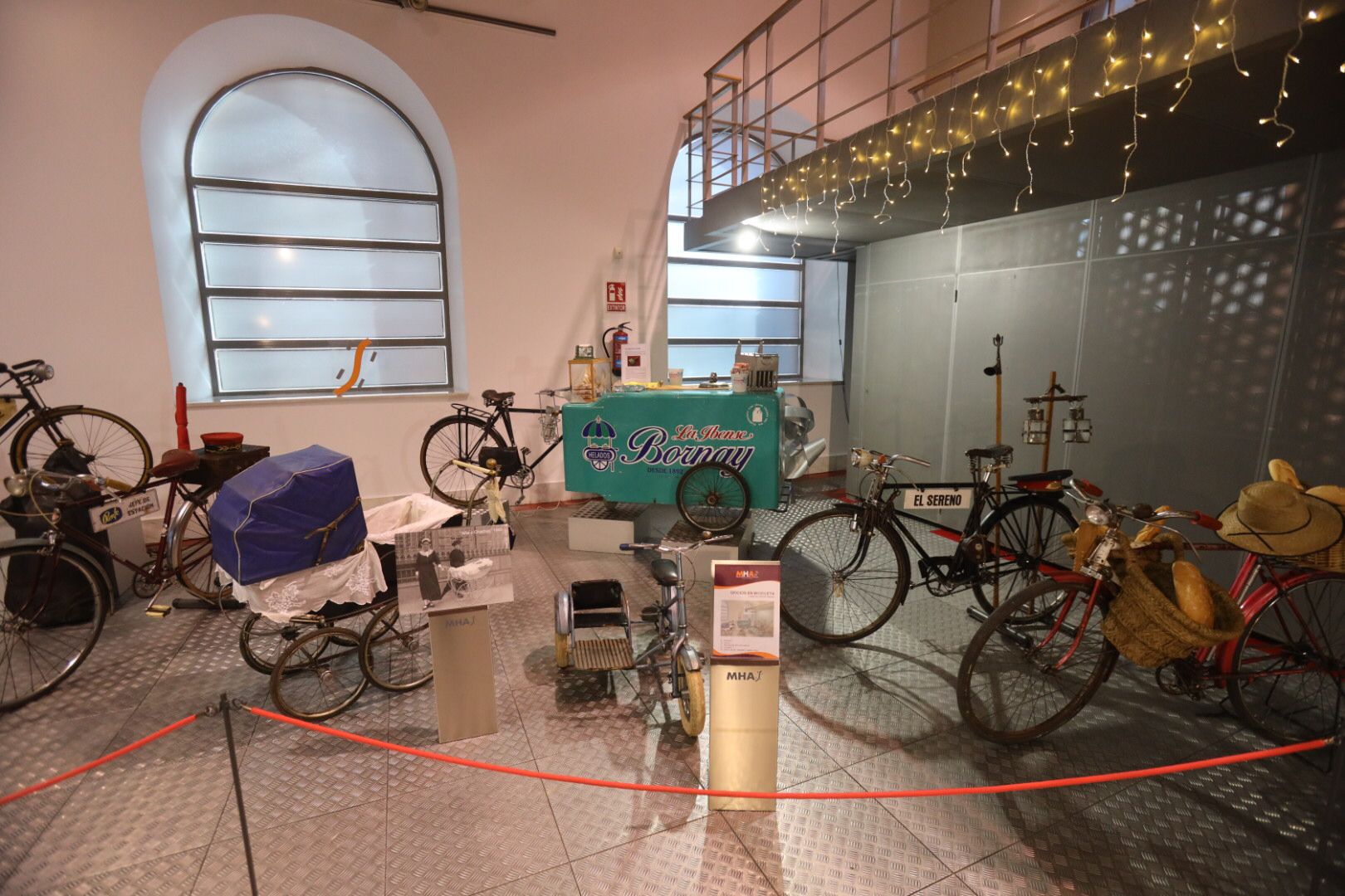 El concejal de Tráfico, Fernando Carabias, asiste a la presentación de la exposición ‘Oficios en Bicicleta. Colección Antonio Galindo de la Vara’ (17)
