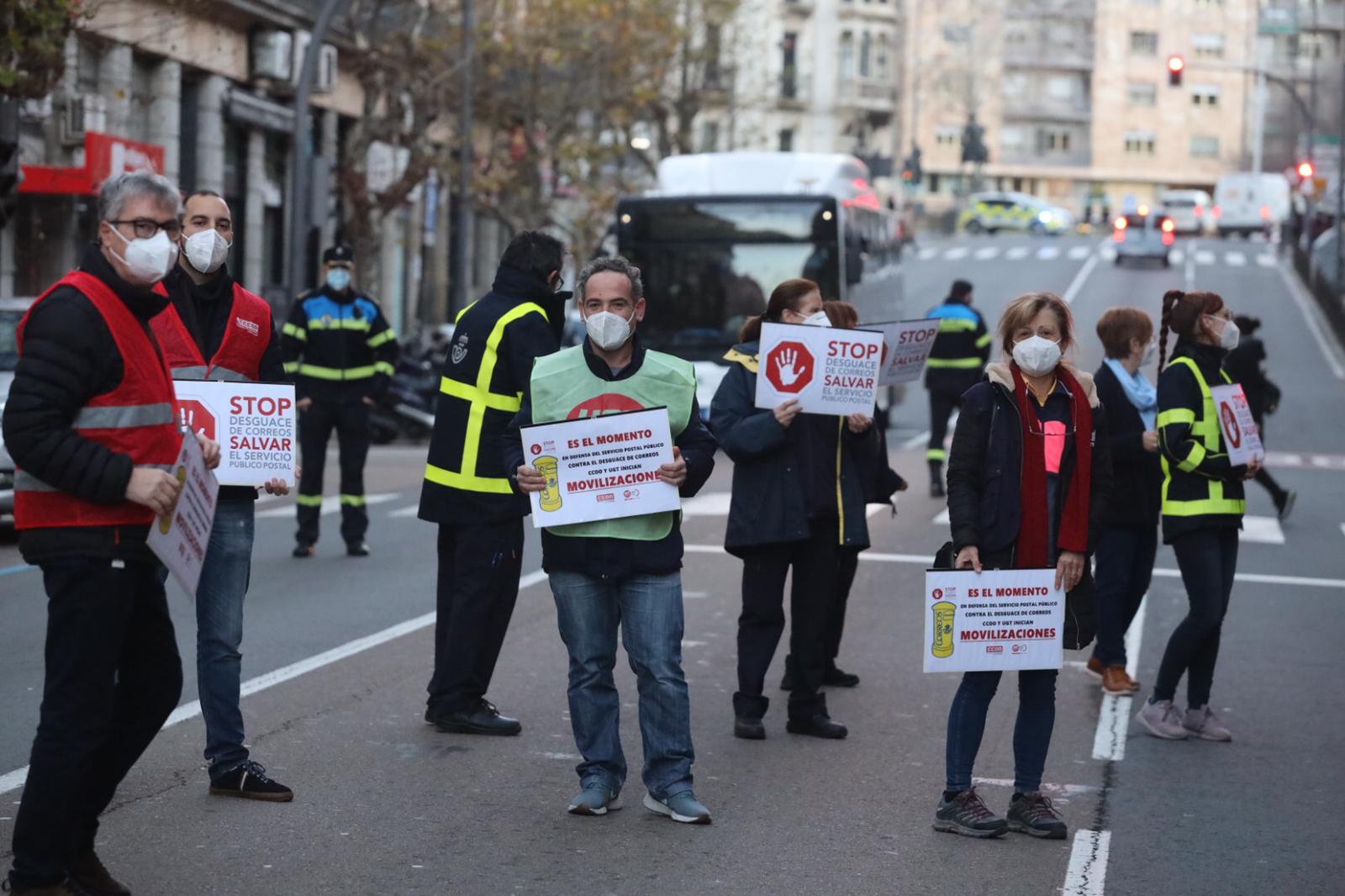 Concentración de trabajadores de Correos frente a la sede de Gran Vía (4)