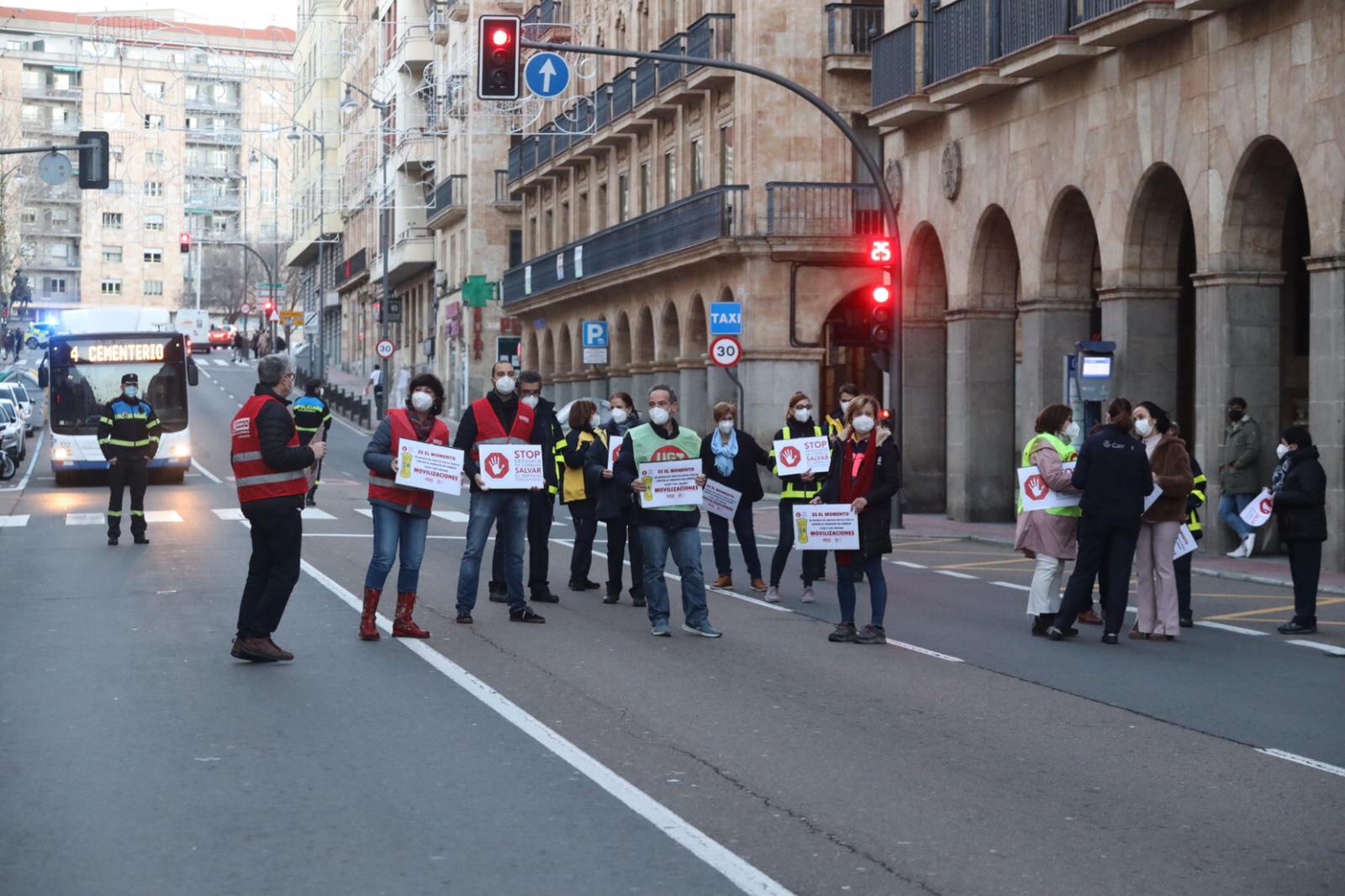 Concentración de trabajadores de Correos frente a la sede de Gran Vía (6)