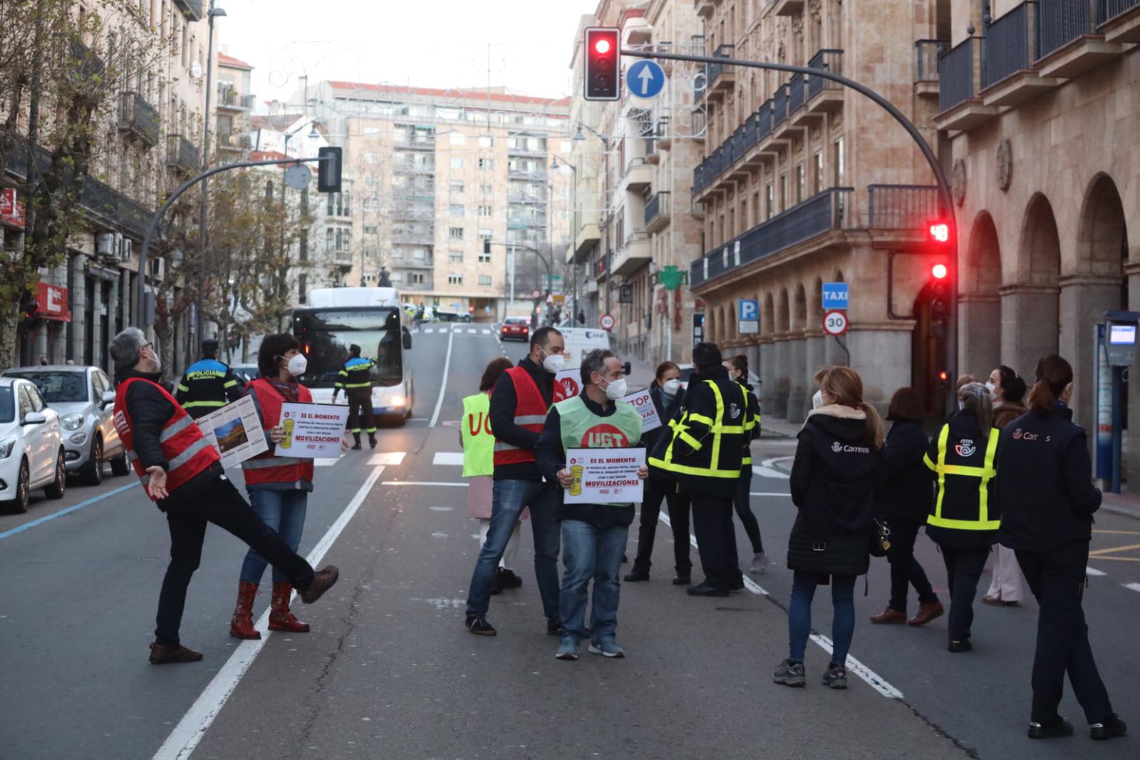 Concentración de trabajadores de Correos frente a la sede de Gran Vía (8)