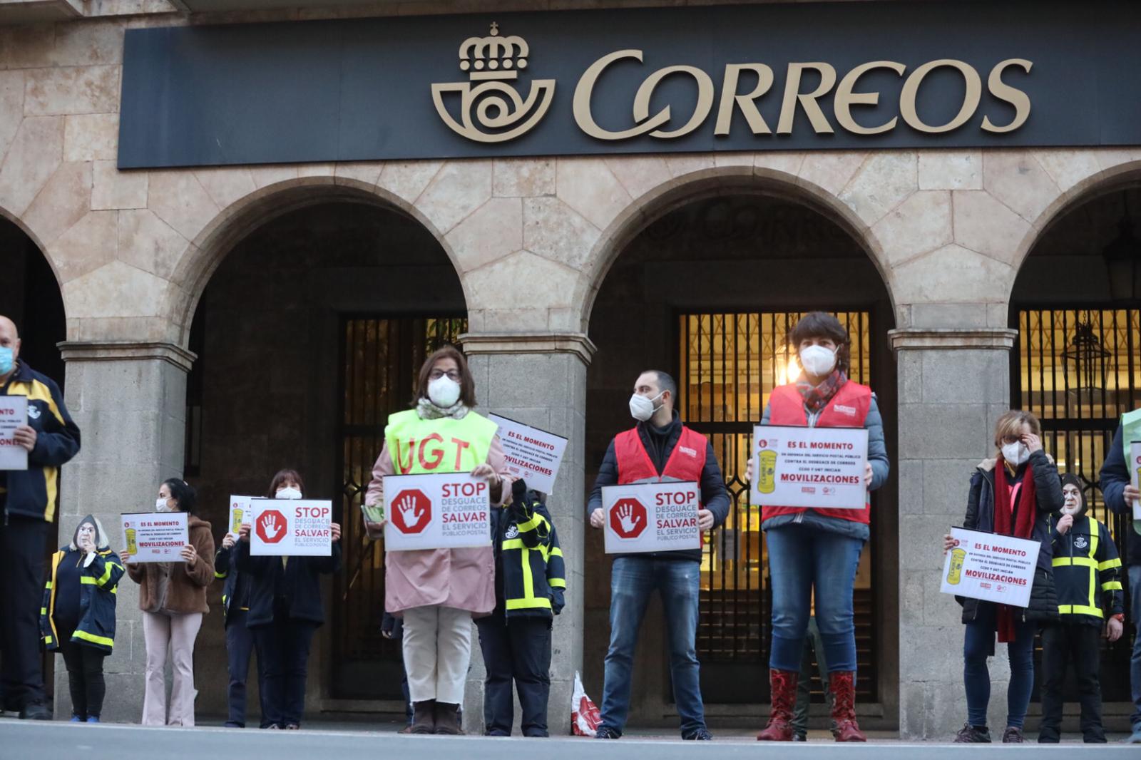 Concentración de trabajadores de Correos frente a la sede de Gran Vía (11)