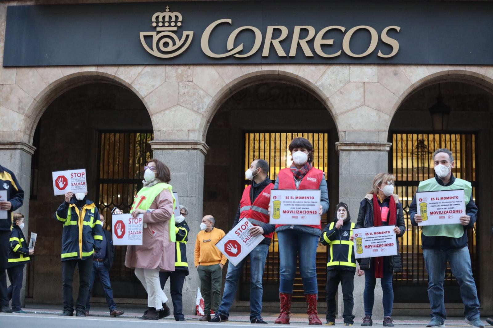 Concentración de trabajadores de Correos frente a la sede de Gran Vía (14)