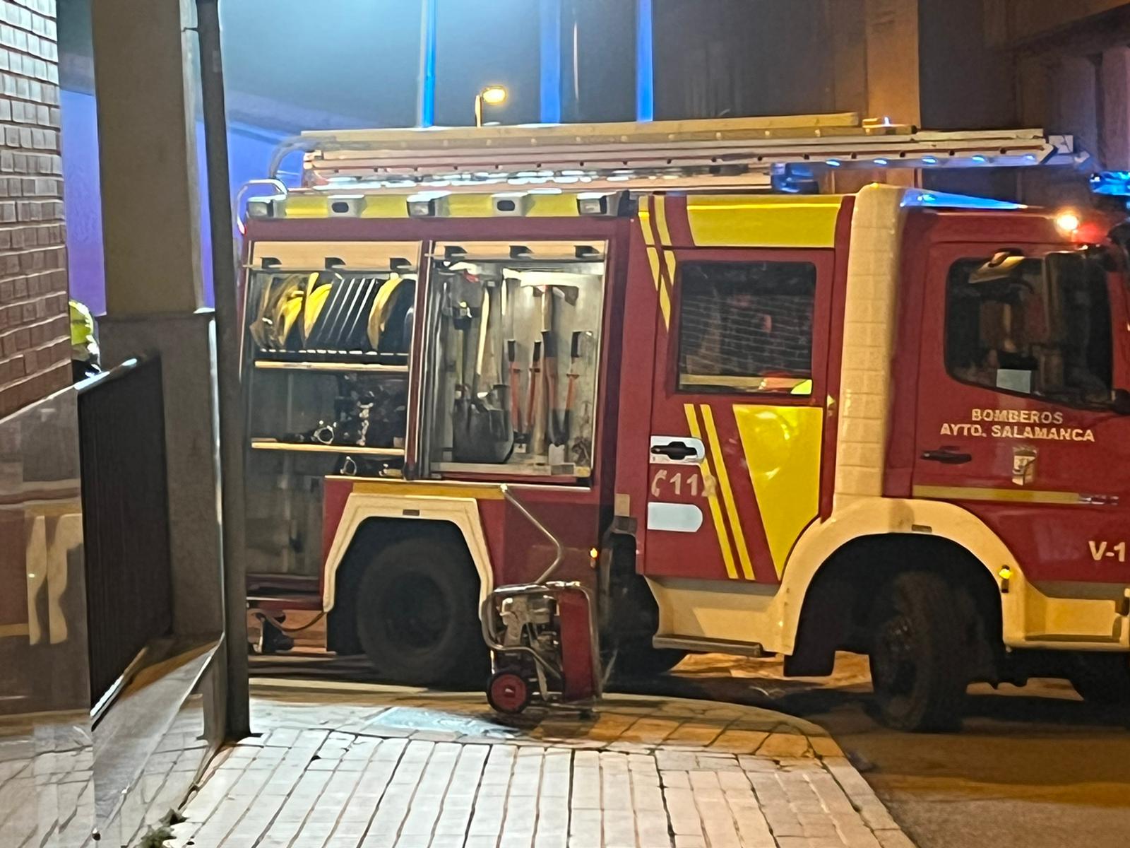 Alarma por un incendio en un garaje en la calle Escuelas Viejas 