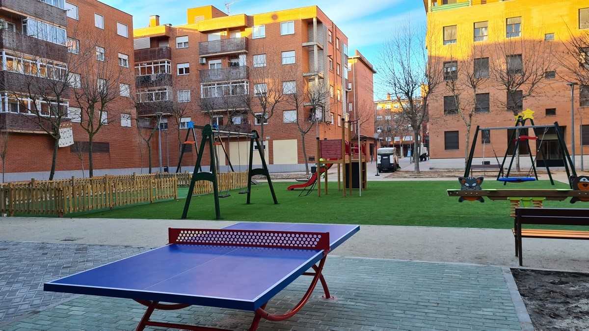 Concluyen las obras de cinco plazas plazas interiores del barrio El Zurguén
