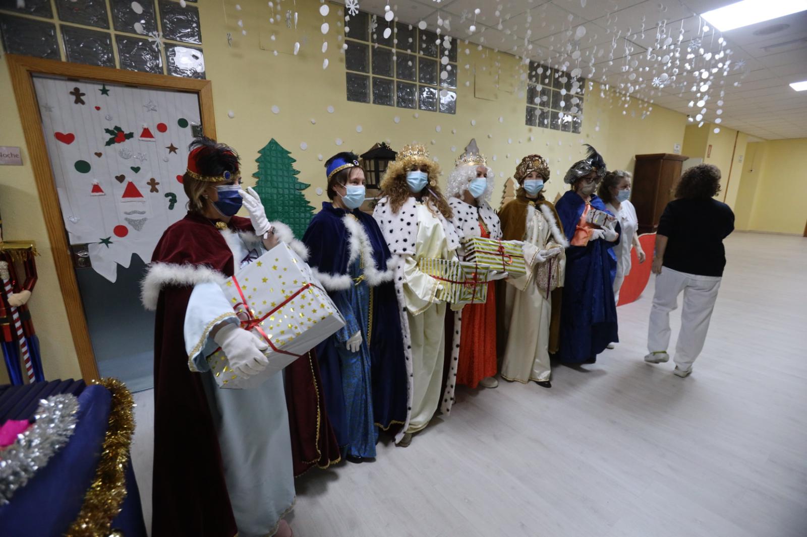 Residencia Asistida Provincial Cabalgata de Reyes Magos con reparto de regalos (2)