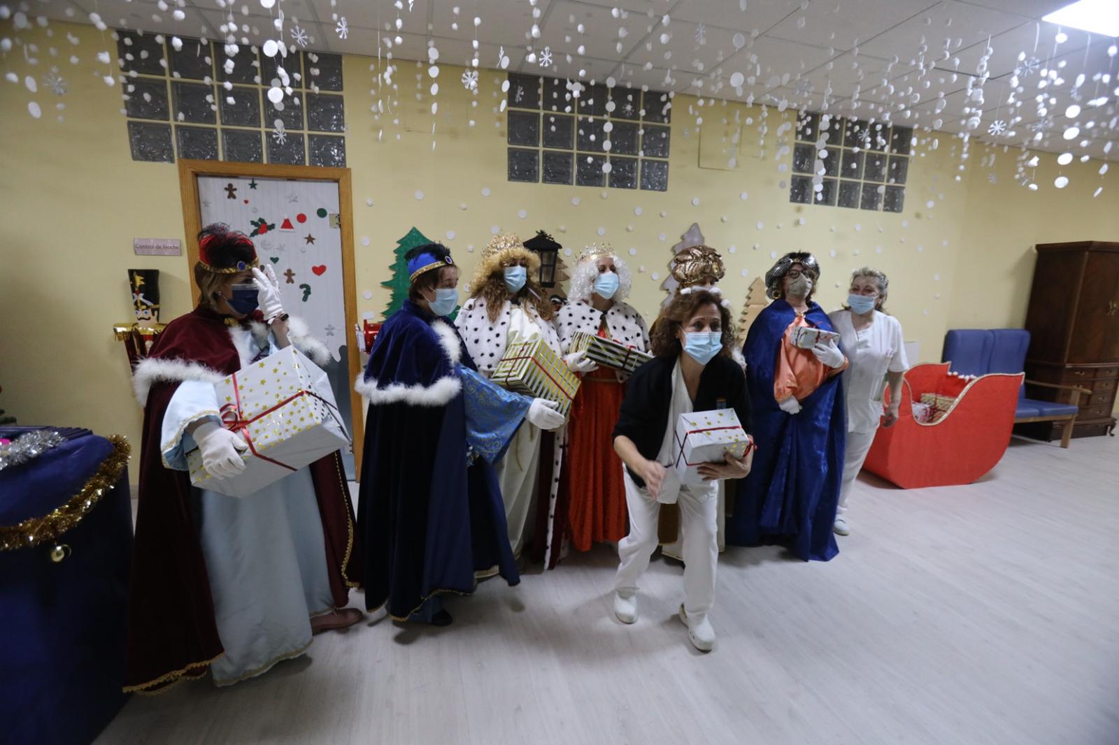 Residencia Asistida Provincial Cabalgata de Reyes Magos con reparto de regalos (3)