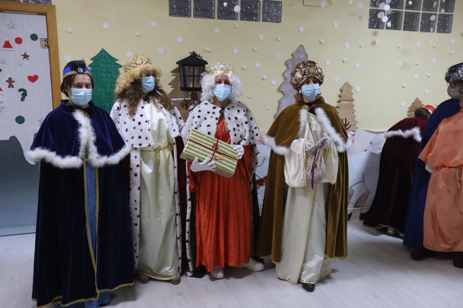 Residencia Asistida Provincial Cabalgata de Reyes Magos con reparto de regalos (4)