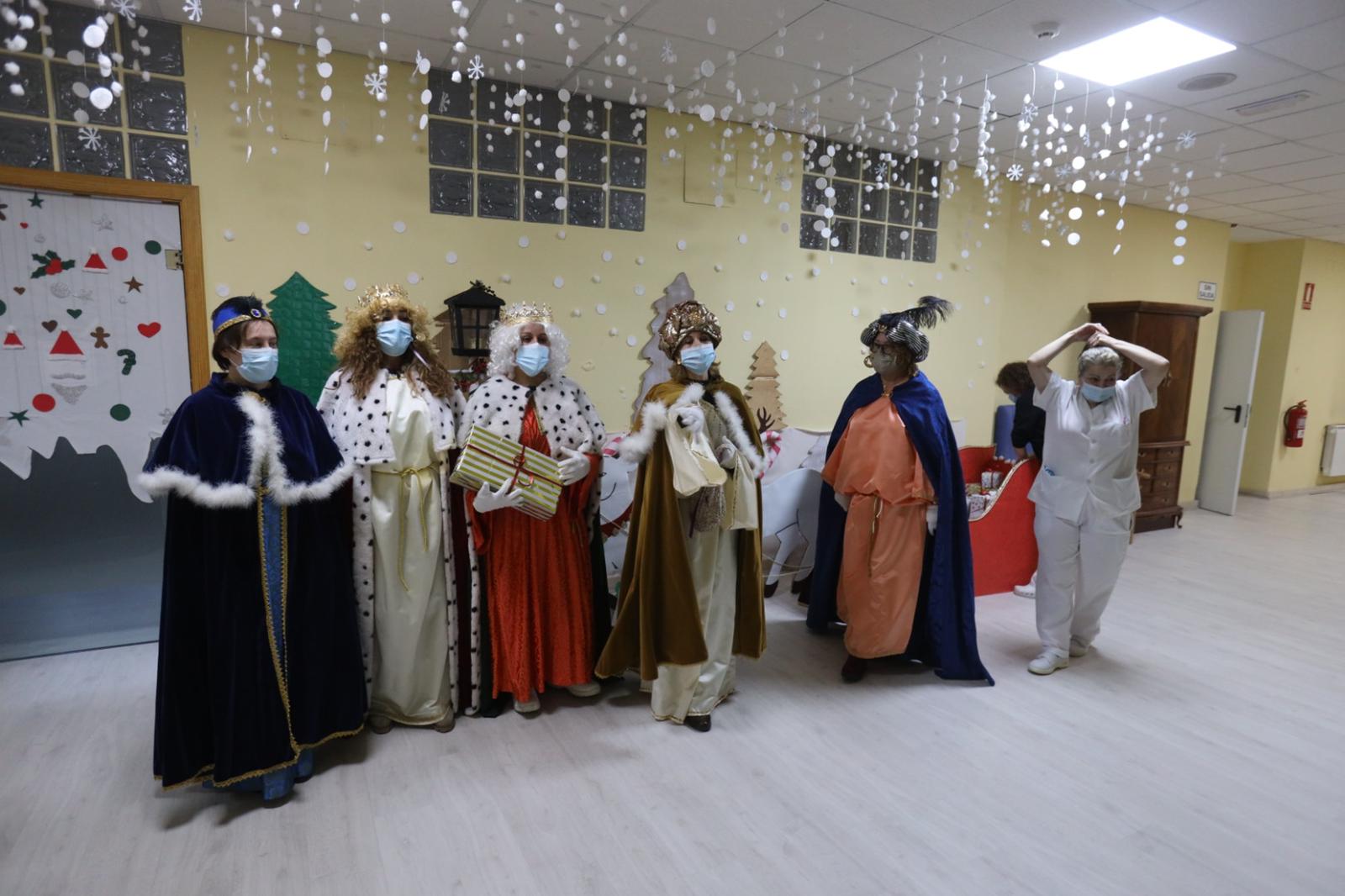 Residencia Asistida Provincial Cabalgata de Reyes Magos con reparto de regalos (5)