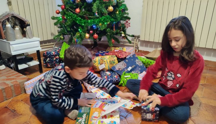 Laia y Daniel abriendo sus regalos