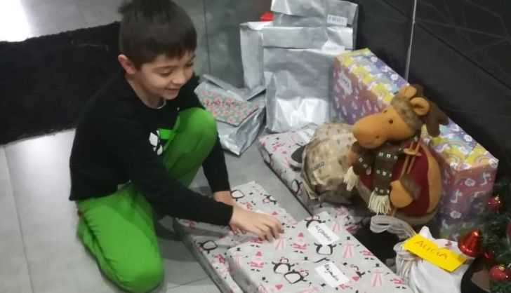 Alejandro abre sus regalos
