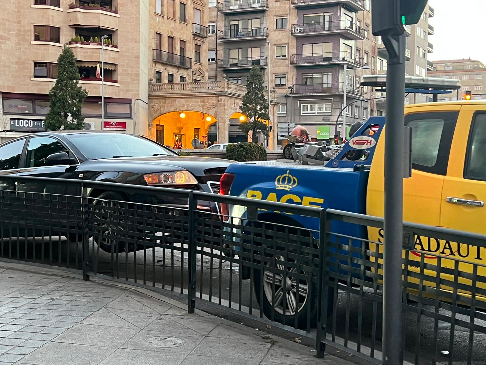 Un coche arrollado por un autobús en la Puerta Zamora
