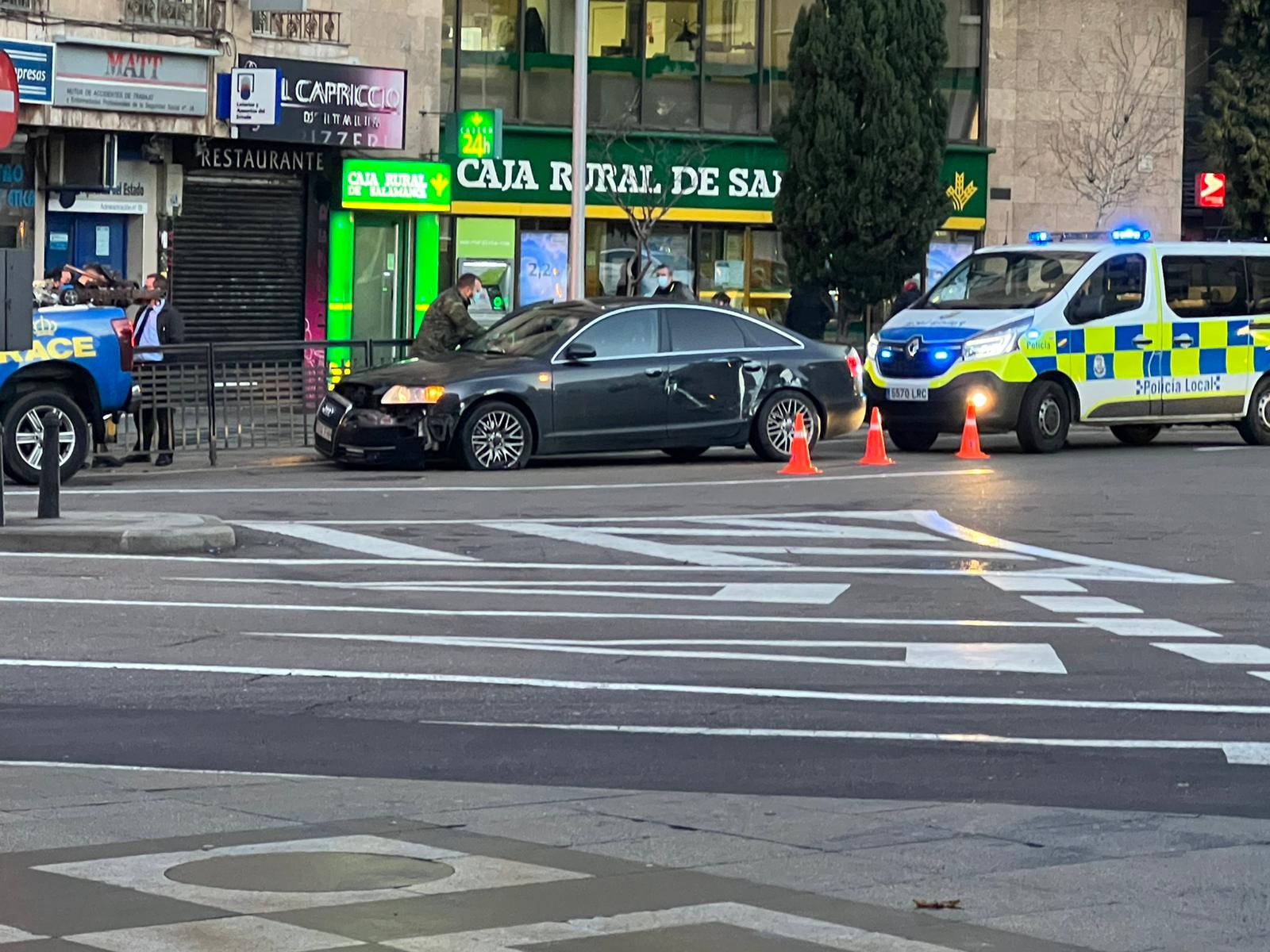 Un coche arrollado por un autobús en la Puerta Zamora
