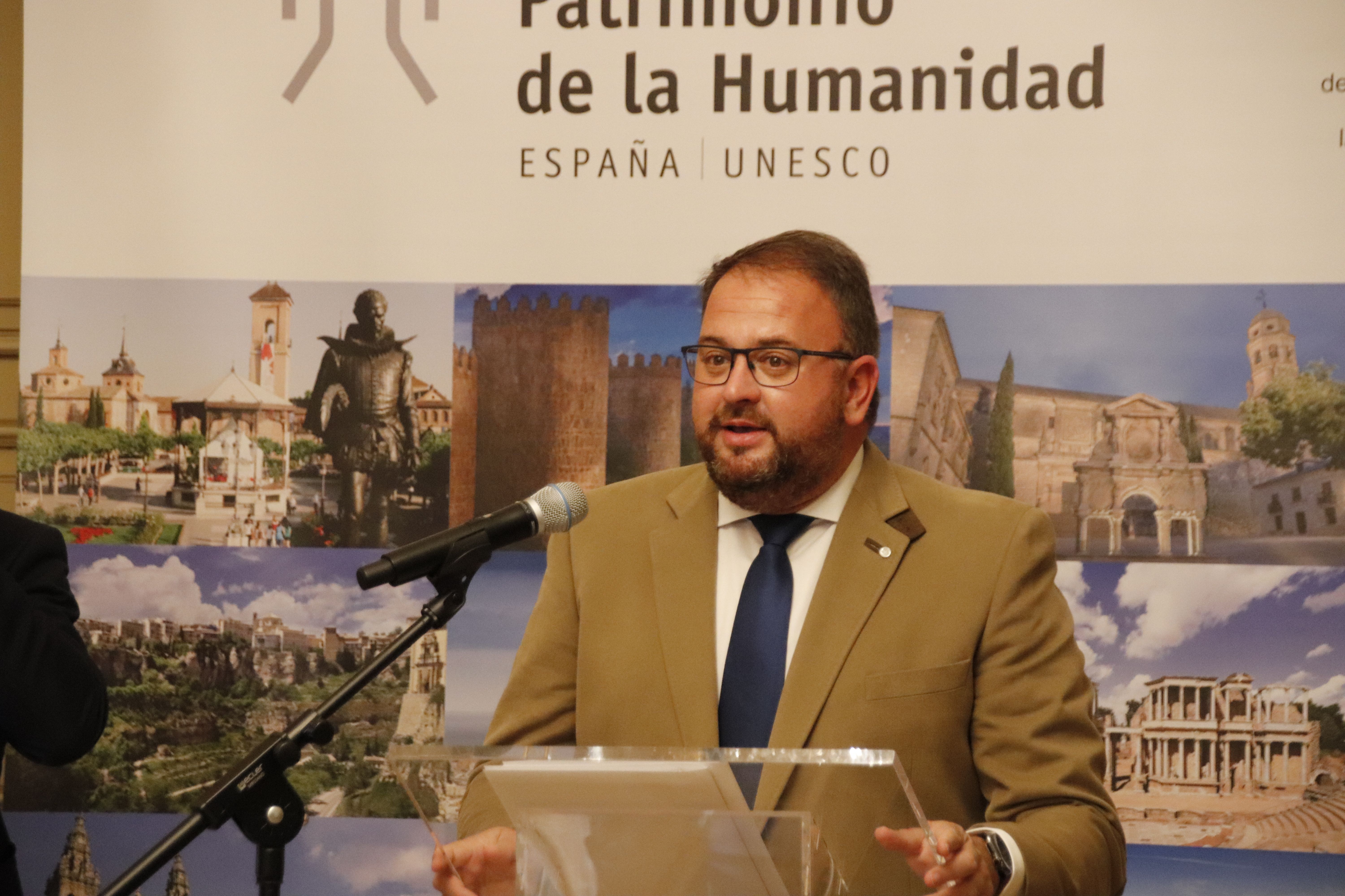Carlos Carbayo, asume la presidencia del Grupo de Ciudades Patrimonio de la Humanidad de España, junto al presidente saliente y alcalde de Mérida, Antonio Rodríguez 