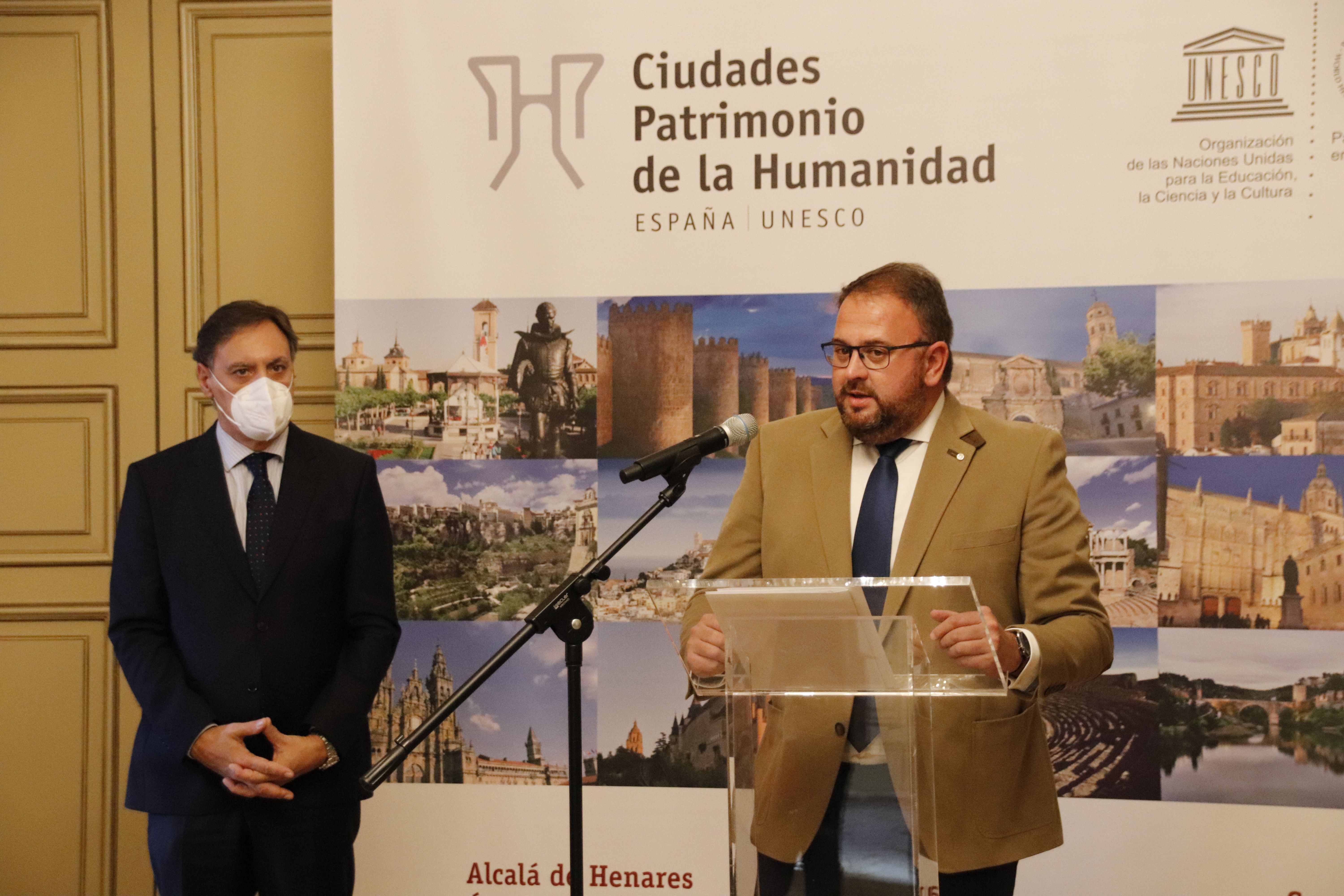 Carlos Carbayo, asume la presidencia del Grupo de Ciudades Patrimonio de la Humanidad de España, junto al presidente saliente y alcalde de Mérida, Antonio Rodríguez 