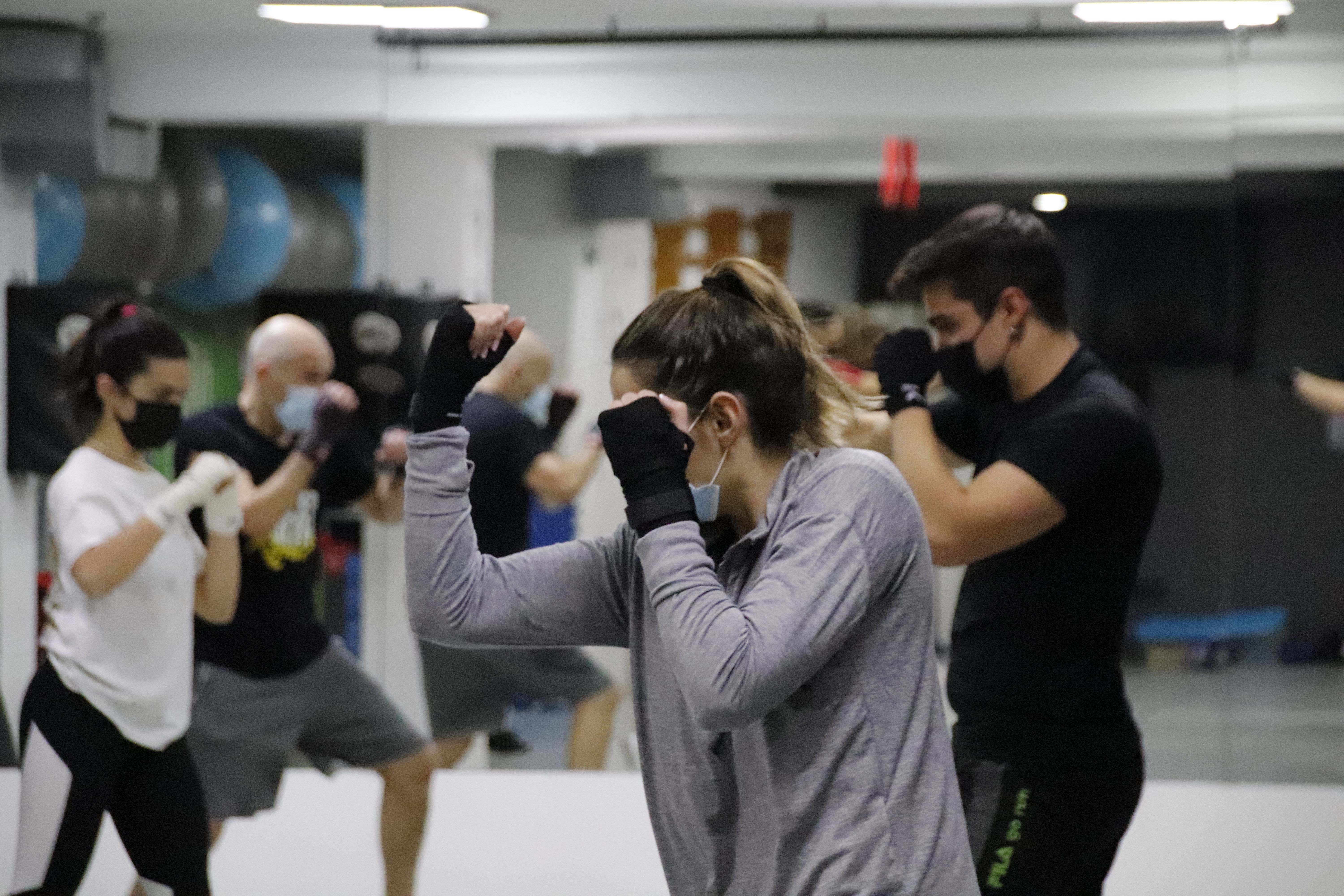Varias personas practican boxeo con todas las medidas de seguridad recomendadas en el gimnasio 'Kata Centro' de Salamanca