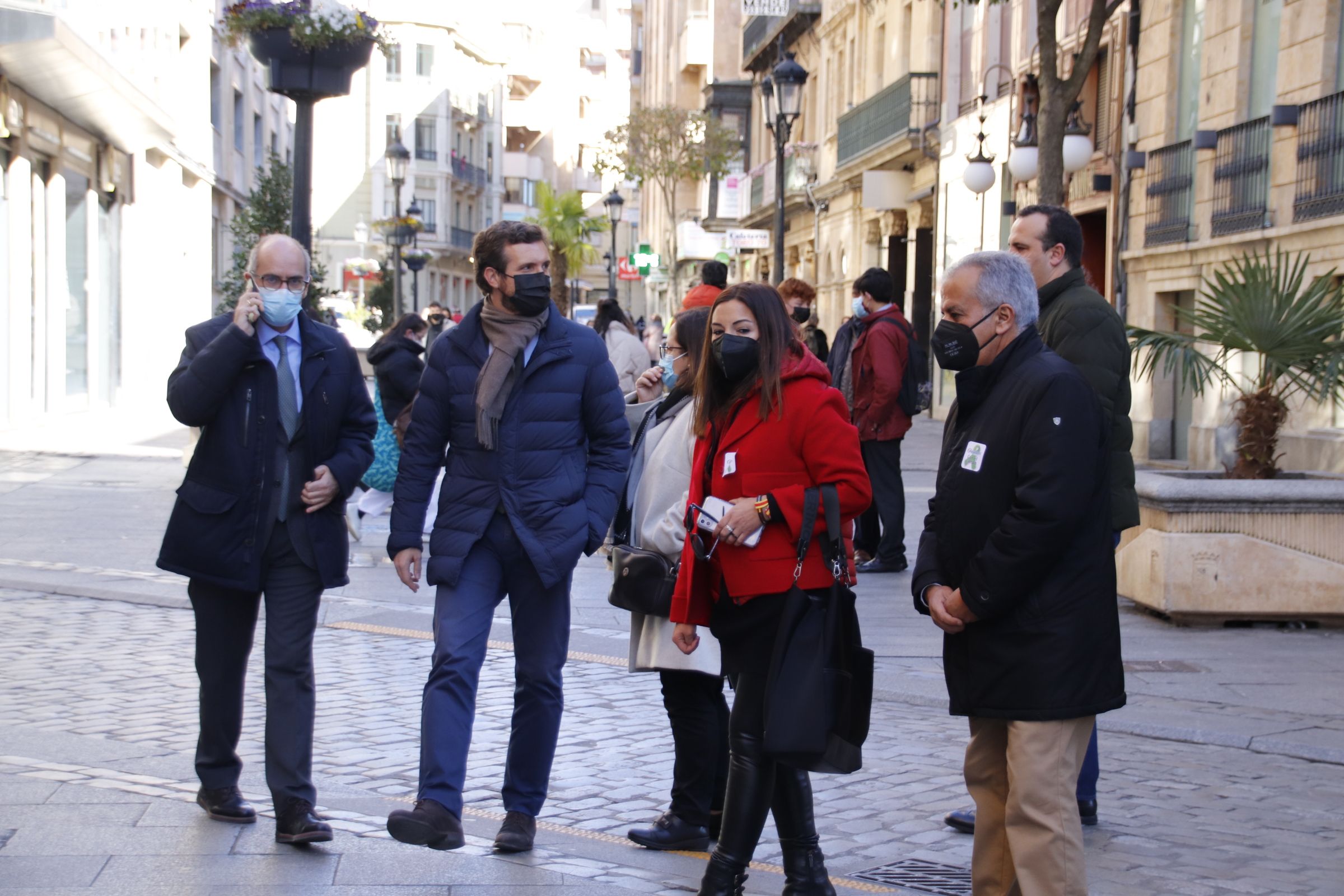 Pablo Casado paseando por las calles de Salamanca | Fotos: Andrea M