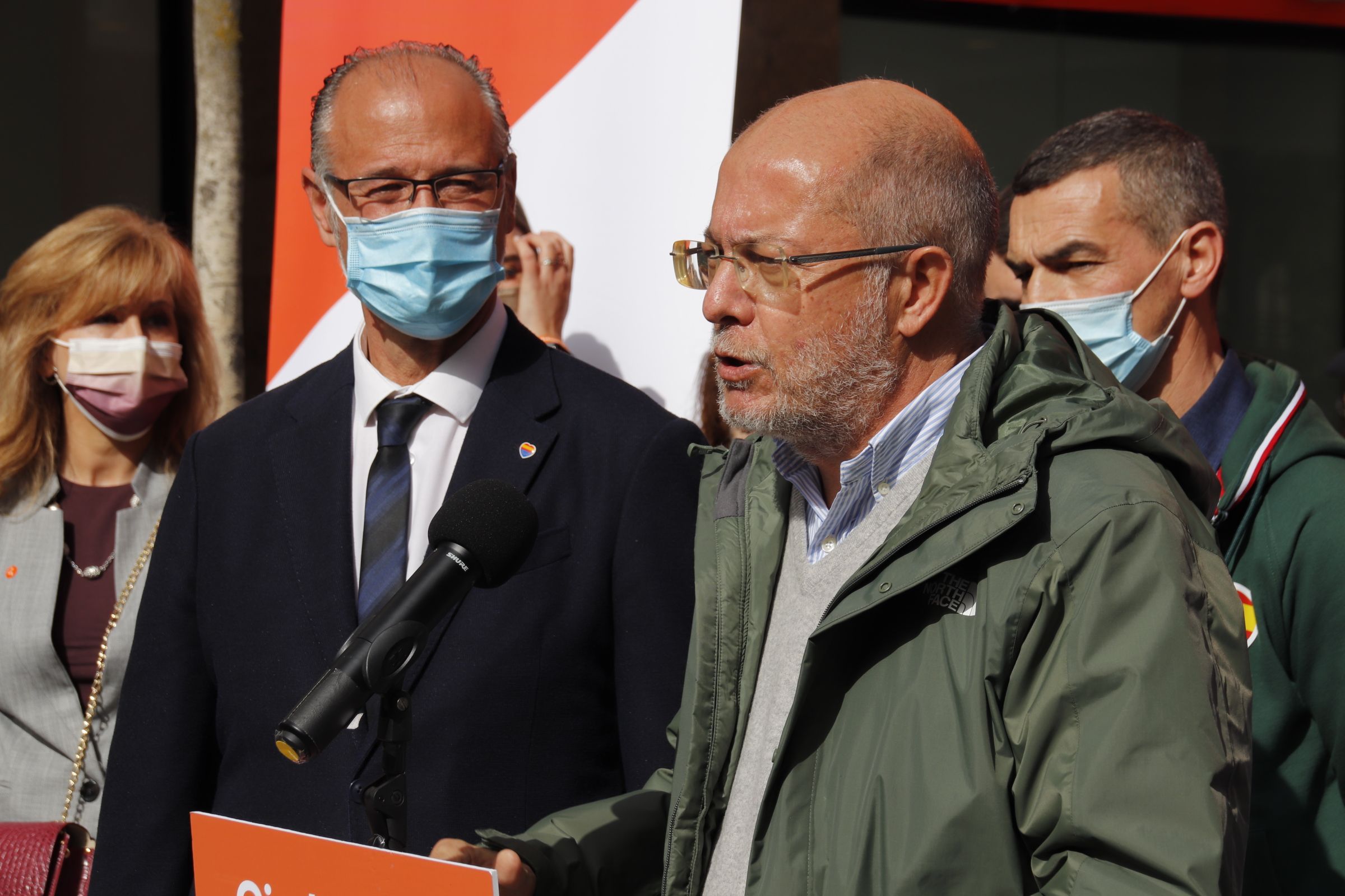 Francisco Igea y Luis Fuentes, atienden a los medios de comunicación en la carpa de Ciudadanos en Salamanca. Foto de archivo