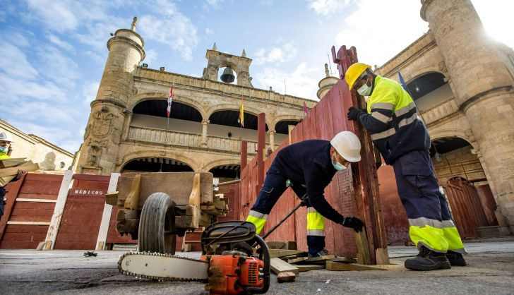 Operarios del Ayuntamiento de Ciudad Rodrigo comienzan el montaje en la Plaza Mayor para el Carnaval del Toro. Foto ICAL