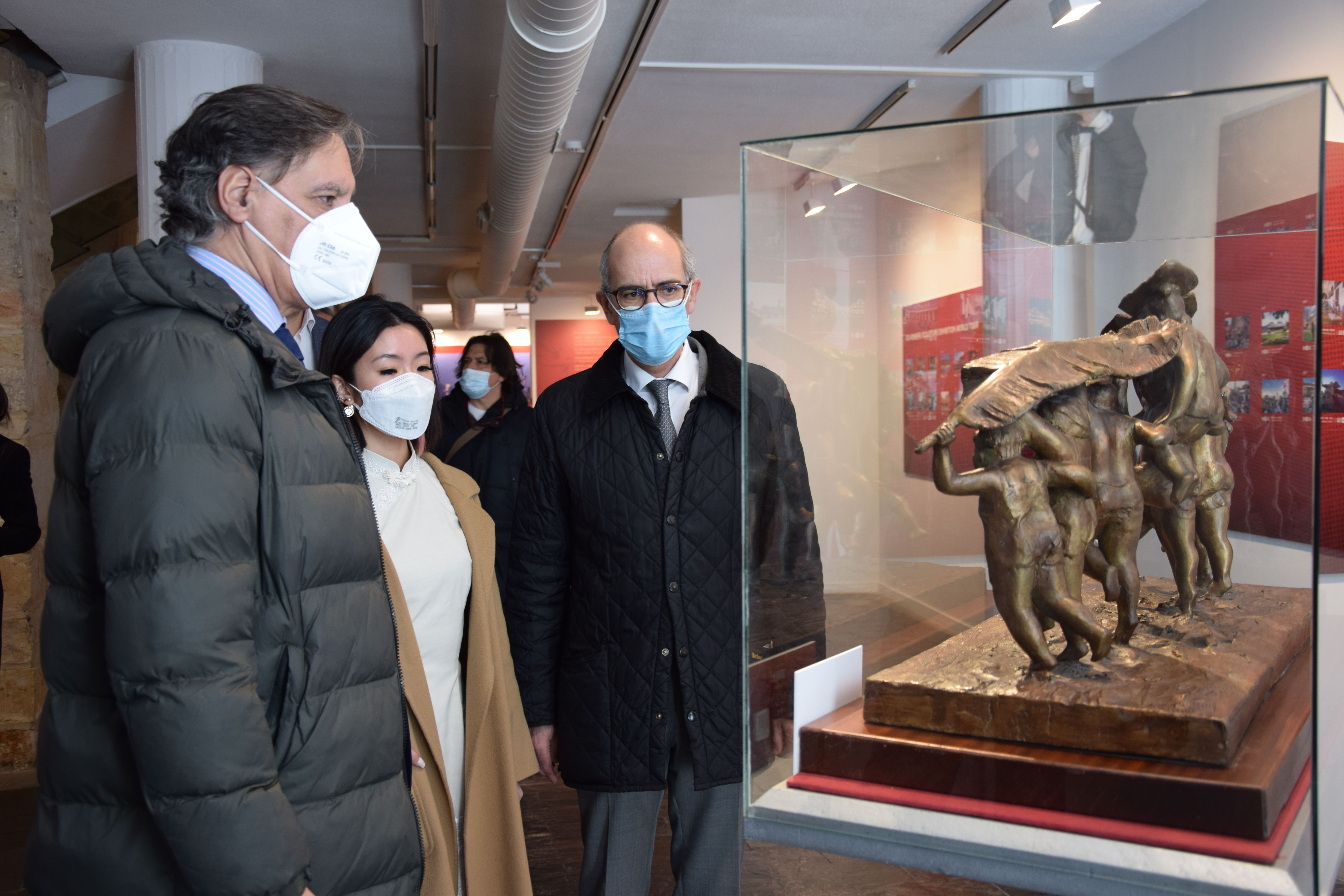 García Carbayo, Iglesias y Mingo inauguran la exposición de Xu Wong Fei (6)
