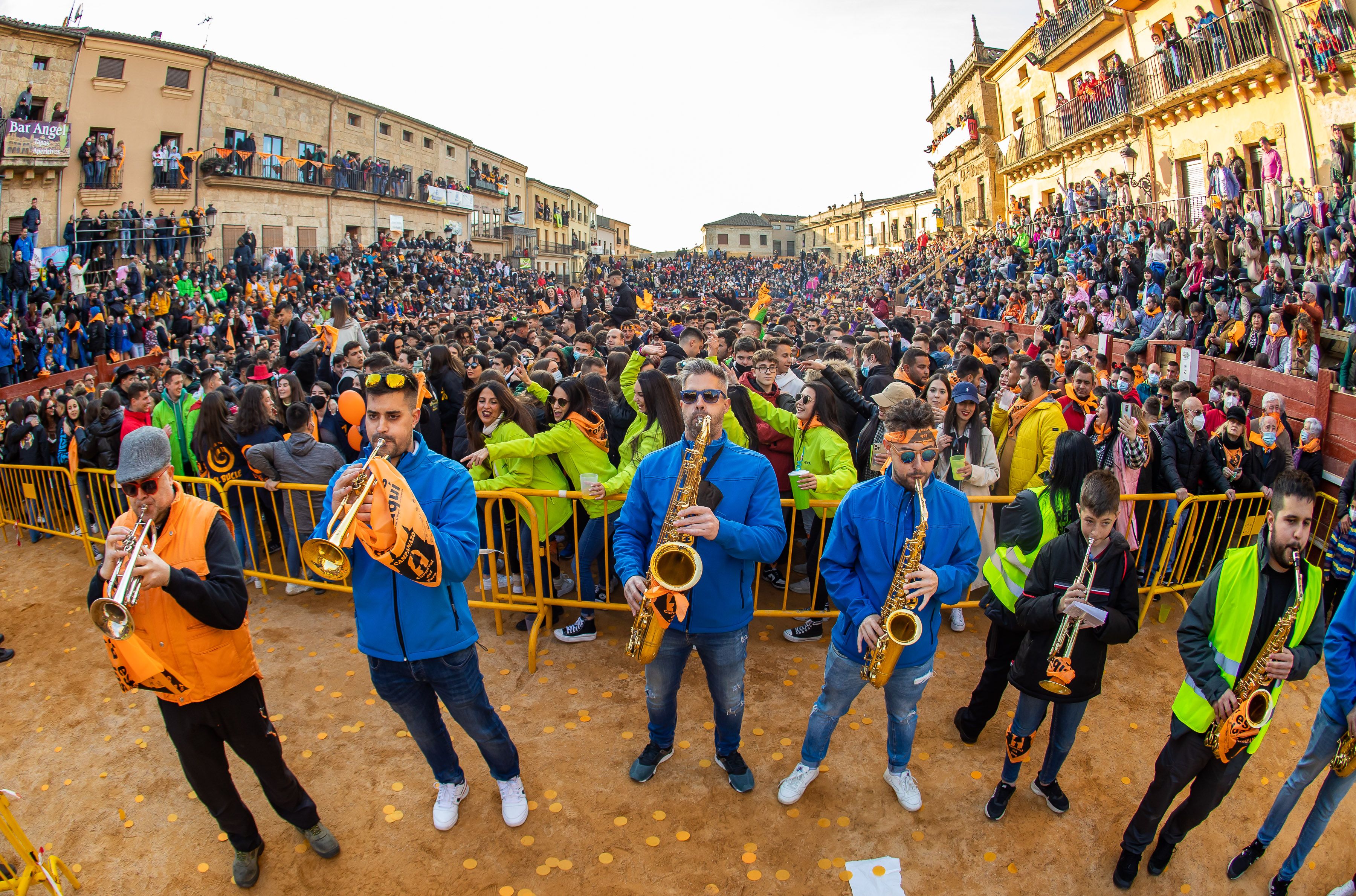 Miles de personas celebran el comienzo del Carnaval del Toro con el tradicional 'El Campanazo' en Ciudad Rodrigo. ICAL