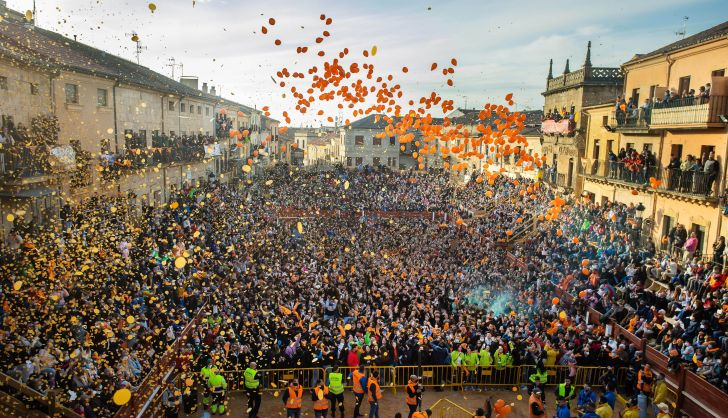 Miles de personas celebran el comienzo del Carnaval del Toro 2022 con el tradicional 'El Campanazo' en Ciudad Rodrigo. Foto ICAL